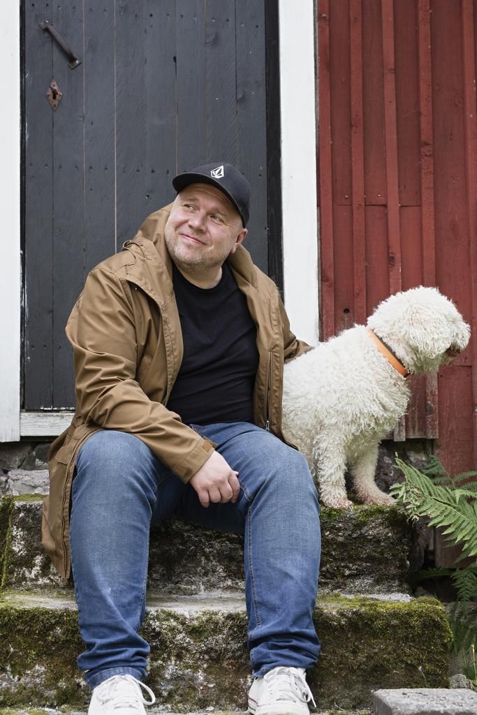 Markus ajattelee, että lopulta kaikista elämänvaiheista on ollut hyötyä, niistä vaikeistakin. Markuksen perheeseen kuuluu vaimon ja kahden lisäksi Valo-koira. 