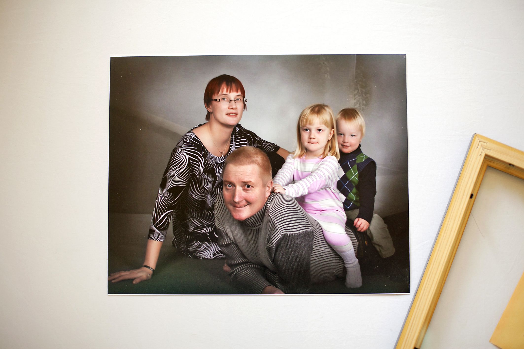 Perhepotretti otettiin valokuvaamossa Loimaalla Jarin jo sairastuttua. Halusimme, että meistä olisi edes yksi yhteinen kuva, muisto lapsille isästään.