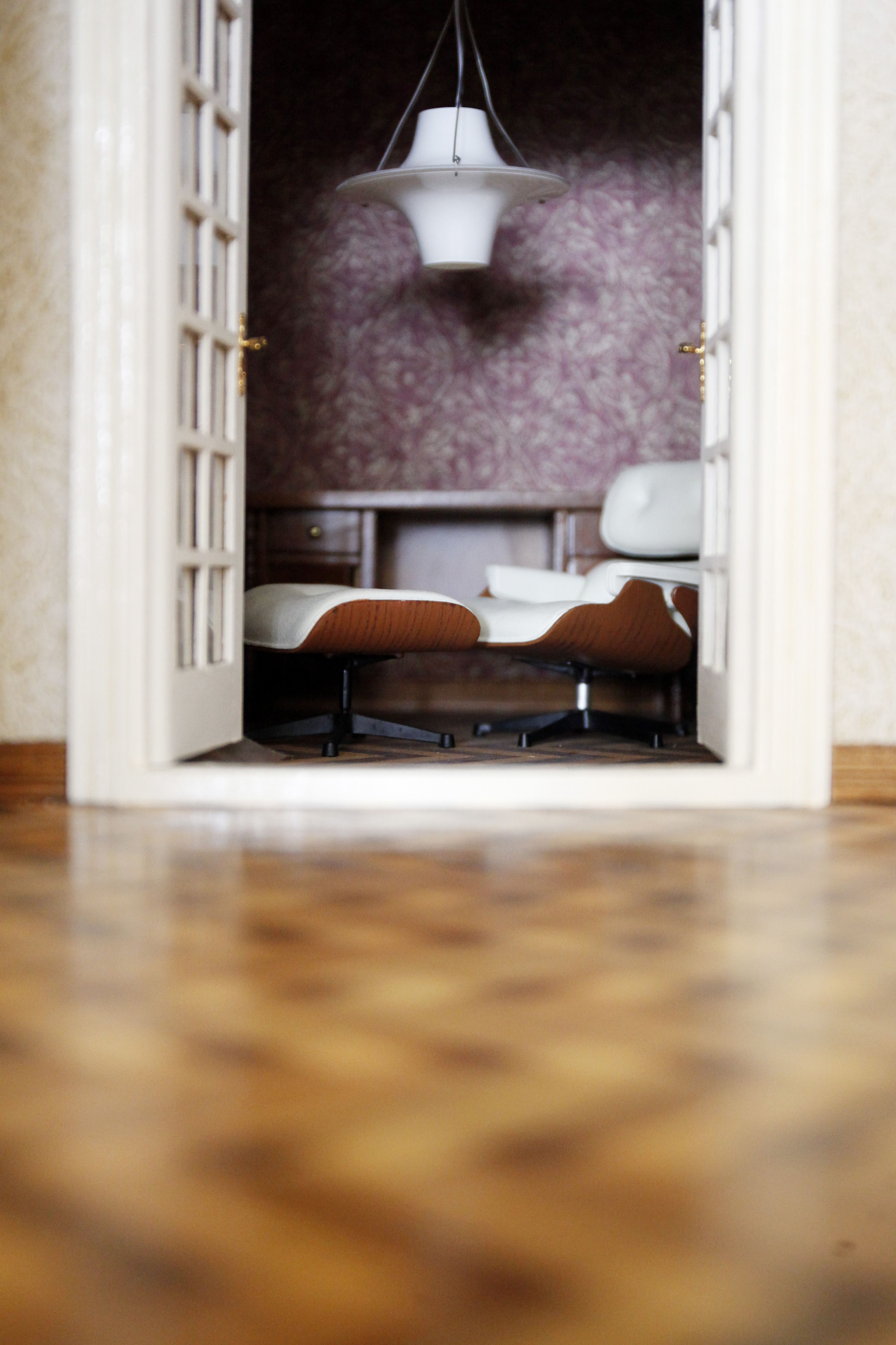 Työhuoneessa nukkekotiasukas voi oikaista jalkansa Charles ja Ray Eamesin suunnittelemassa lepotuolissa.