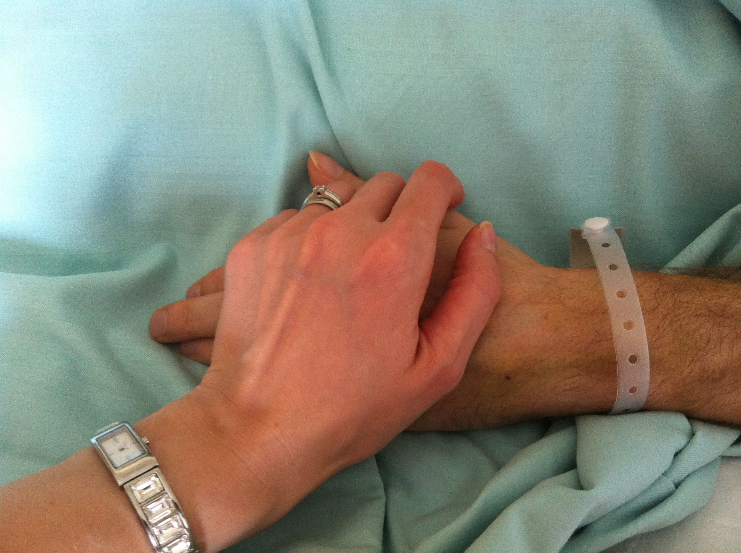 ”Tämän kuvan nimi on Ikuinen rakkaus. Se on otettu 6.5.2016 saattohoitokodissa. Tasan kuusi vuotta aikaisemmin Kimmo kosi minua Lappeenrannan Kasinolla tanssimalla Michael Jacksonin kappaleeseen You are not alone itse tekemänsä rumba-koreogafian.”