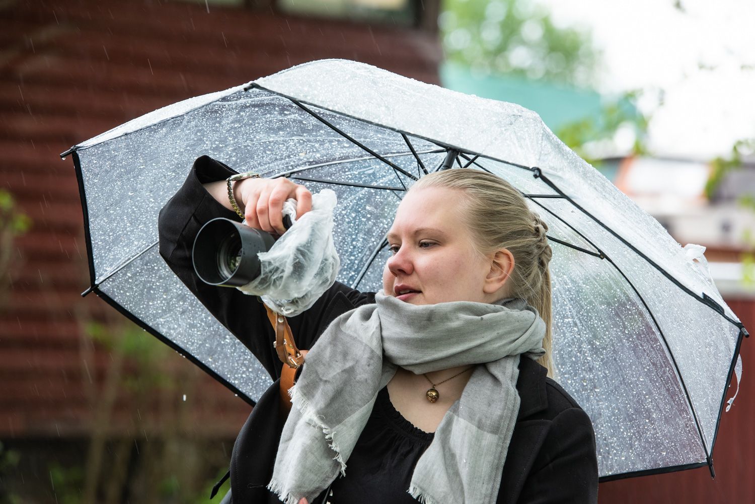 Suvi ei hätkähdä pienestä sateesta. Hän pukee kameralle hedelmäpussin sadetakiksi.