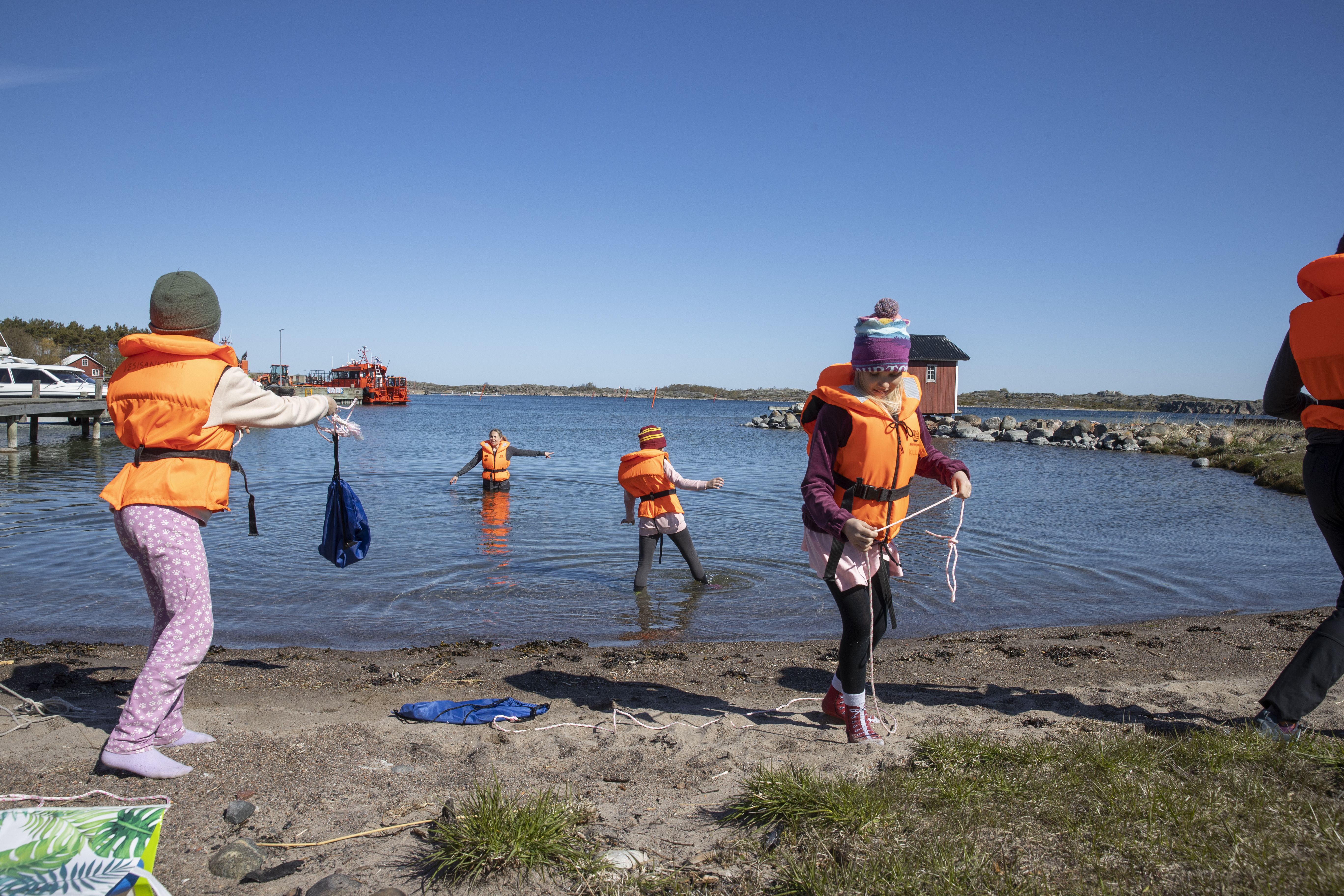 Liikuntatunnilla oppilaat harjoittelivat meripelastustehtäviä. Minnan mielestä yksi parhaista asioista Utössä opettamisessa ja ihan elämisessäkin on ollut se, että luonto on lähellä ja siitä voi nauttia monin tavoin. 