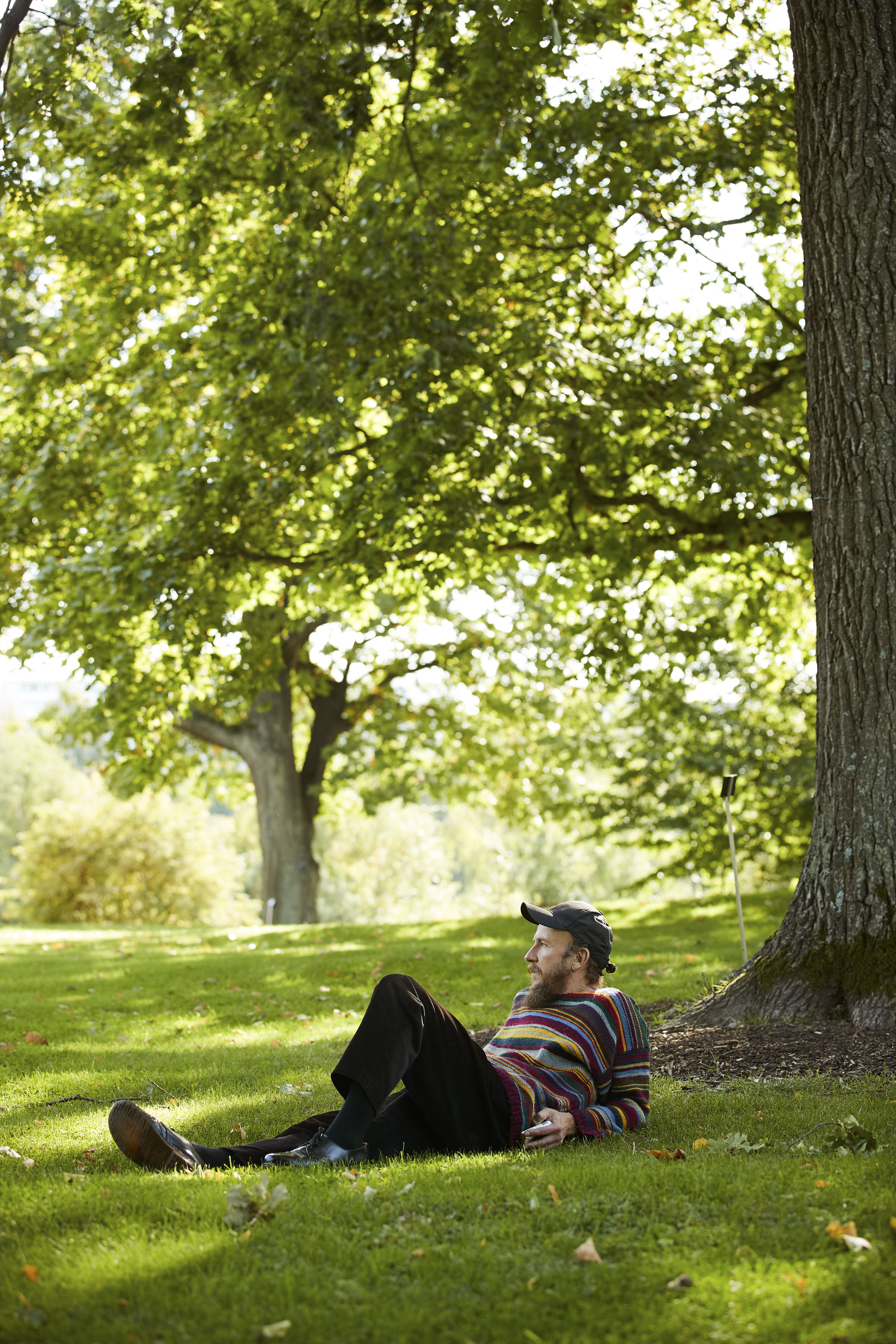 ”Nuorempana mietin, pitäisikö olla räiskyvämpi ja rajumpi. Jossain vaiheessa tajusin, että erottua voi niinkin, että yrittää vain ottaa ihmisiä huomioon.”