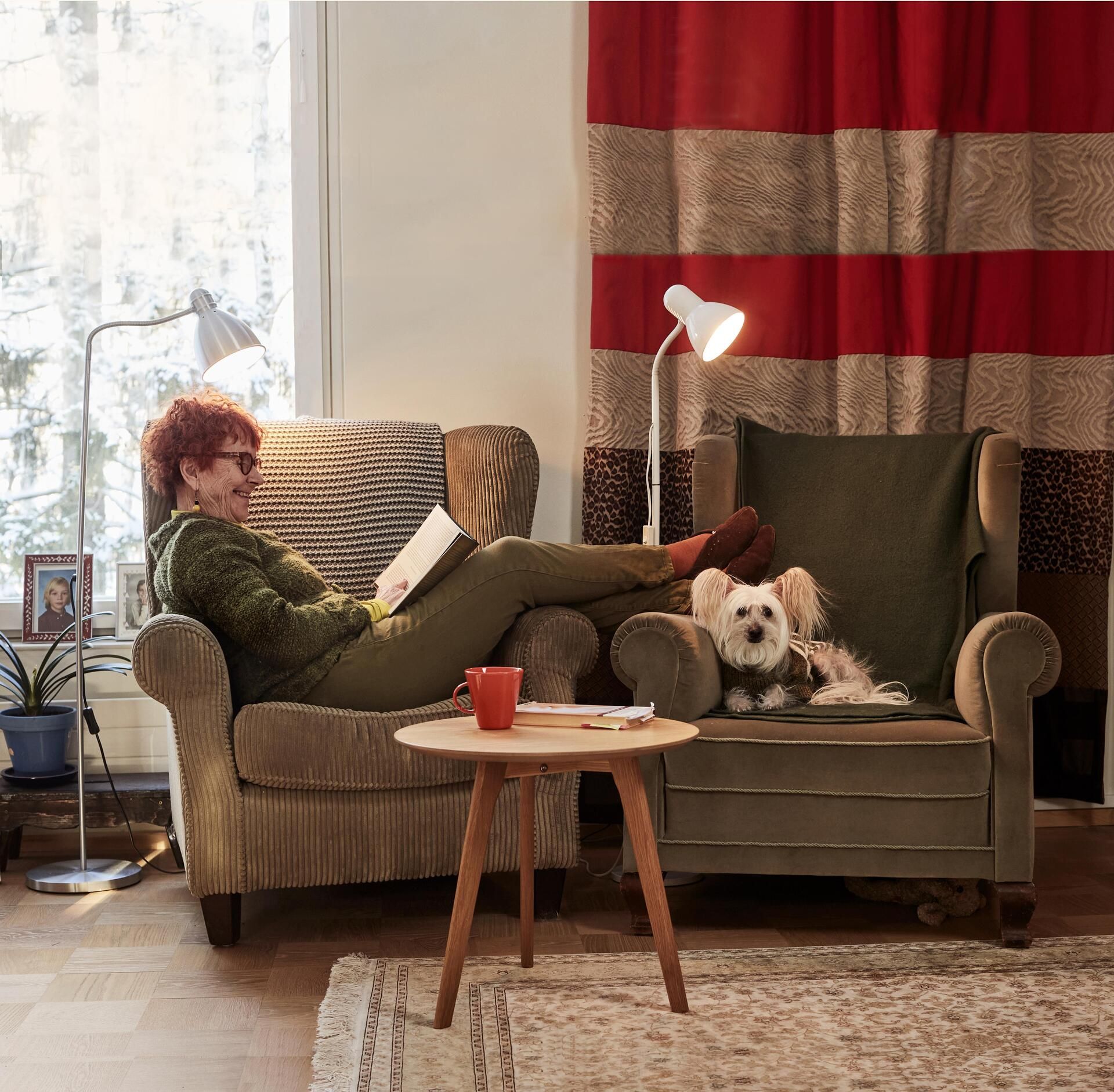 Anneli Vainio on kirjoittanut novellikokoelman, matkateoksia ja tietokirjoja kivunhallinnasta. Nyt hän kirjoittaa elämäkertaansa.