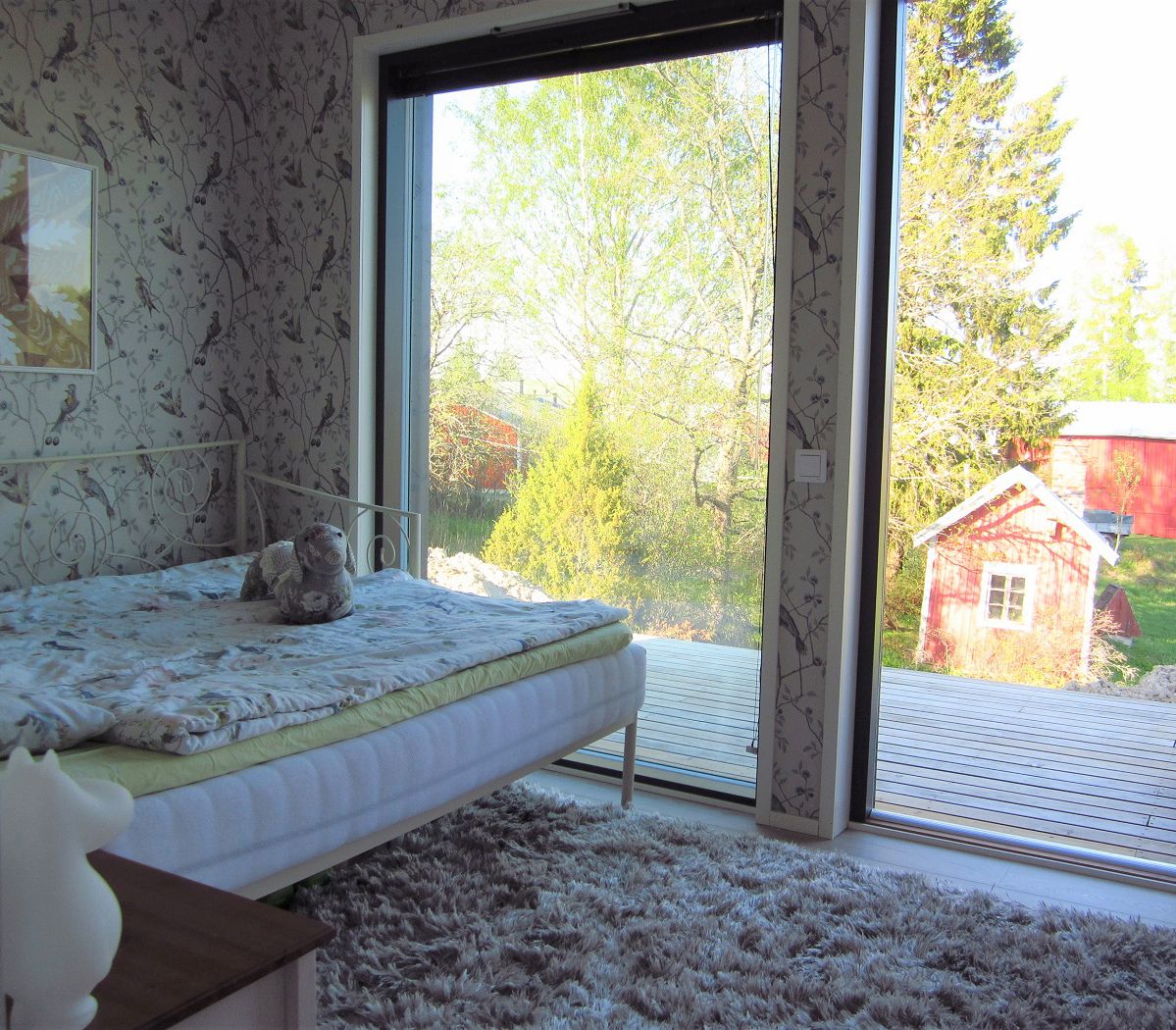 Janni ei ole nukkunut missään yhtä sikeästi kuin pienen kotinsa makuuhuoneessa, lintutapetin alla, satakieli pihalla laulamassa.