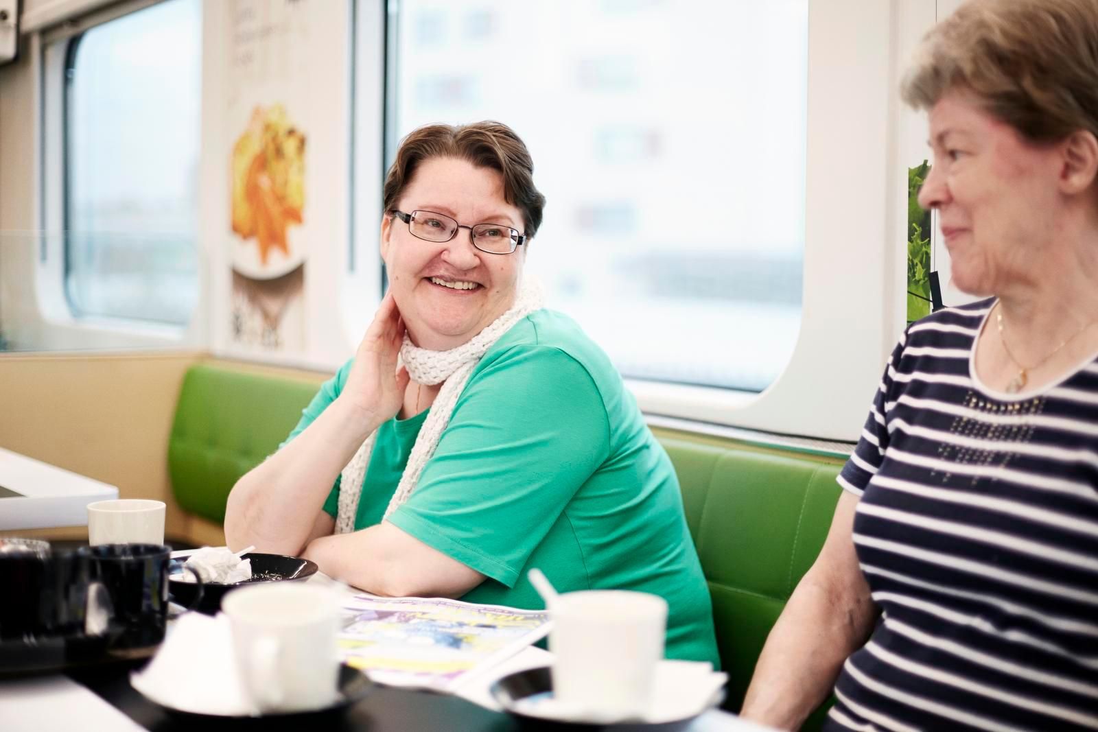 "Eilen kuulin, että saan viimein työpaikan. Pääsen toimistoapulaiseksi. Tuntui mahtavalta, kun istuin siinä ja työvoimatoimiston virkailija ilmoitti asian. Kun kävelin työkkäristä kotiin, keitimme miehen kanssa kahvit ja söimme pullapitkoa." Heidi Snicker, 48, Vantaa