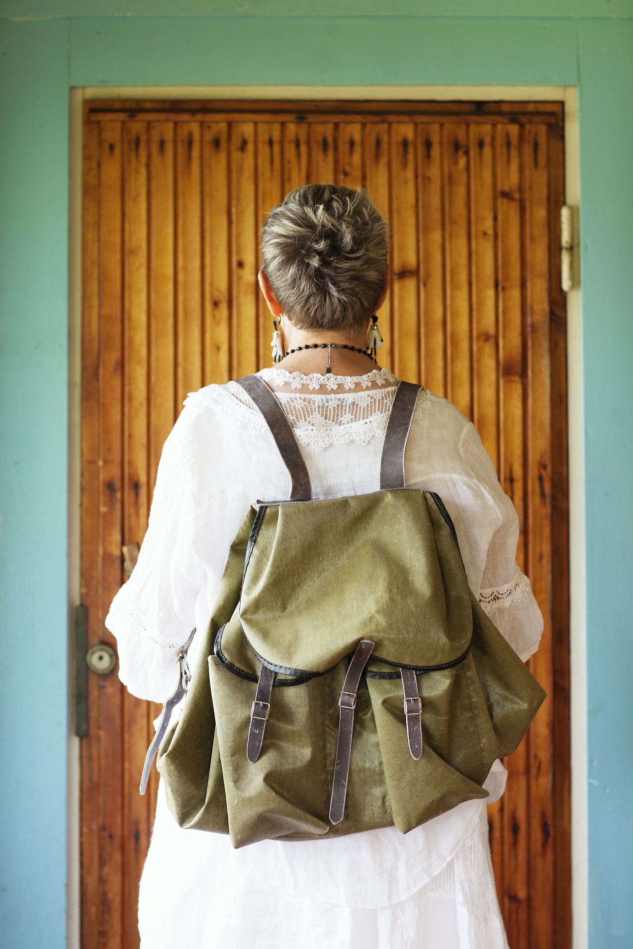 Tämä valkoinen mekko on Helsingin Fredrikinkadulla sijaitsevasta Crazysta kuten moni muukin Marleenan vaate. Reppu on kirpputorilöytö.
