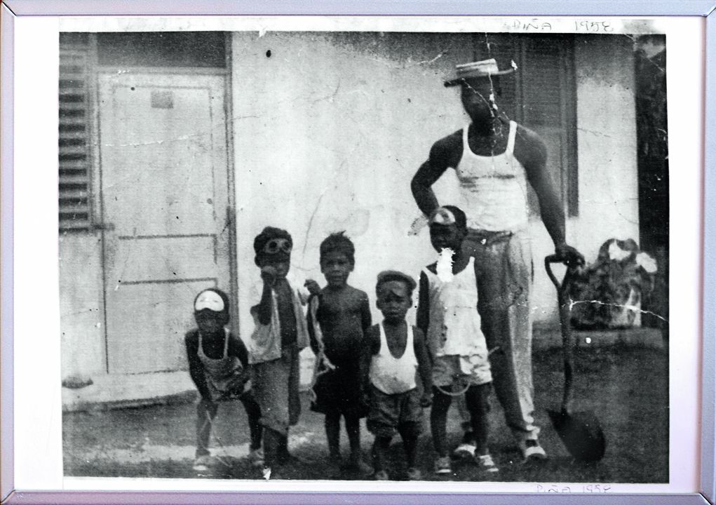 Bobbysta on säilynyt vain yksi lapsuuskuva. Hän on kuvassa veljiensä ja isänsä kanssa, neljäs vasemmalta.