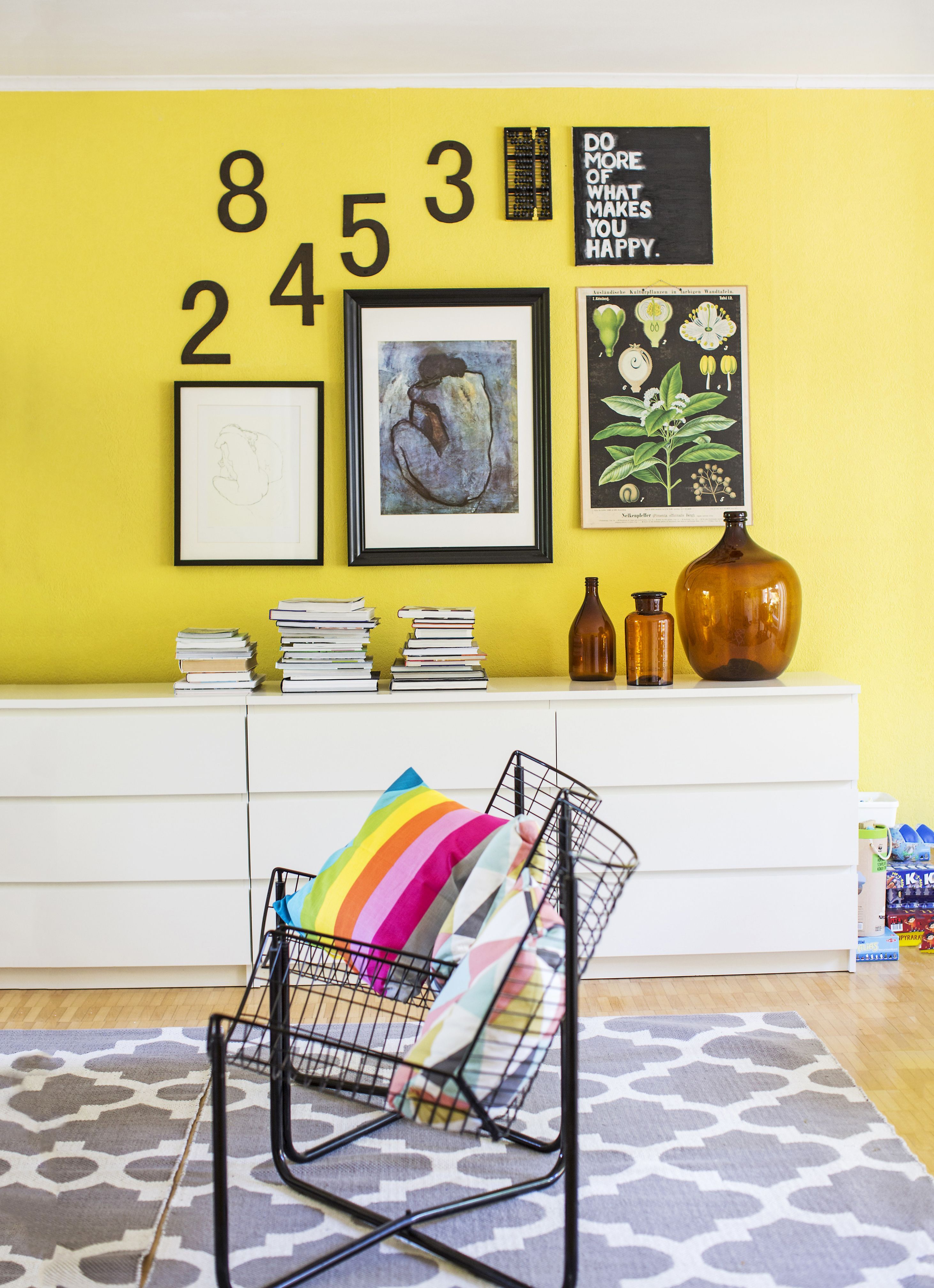 Vanha opetustaulu tuo särmää uusien julisteiden keskelle.