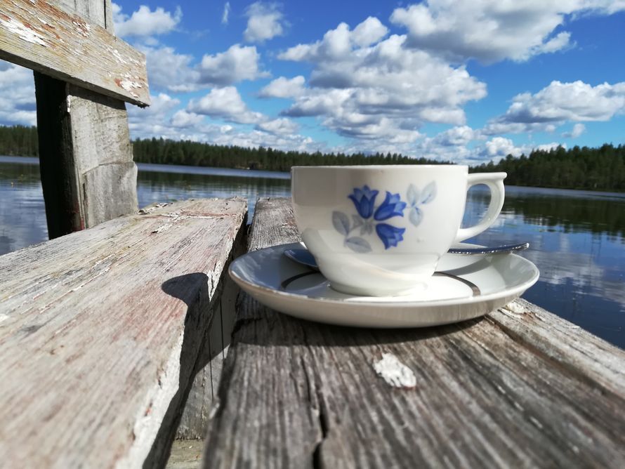 ”Laituri on jo vanha eikä ole suuren suuri, mutta siinä on istuinpenkit päässä ja se on maailman paras paikka aamukahville aurinkoisena kesäpäivänä.” – Nostalgian kaipuu