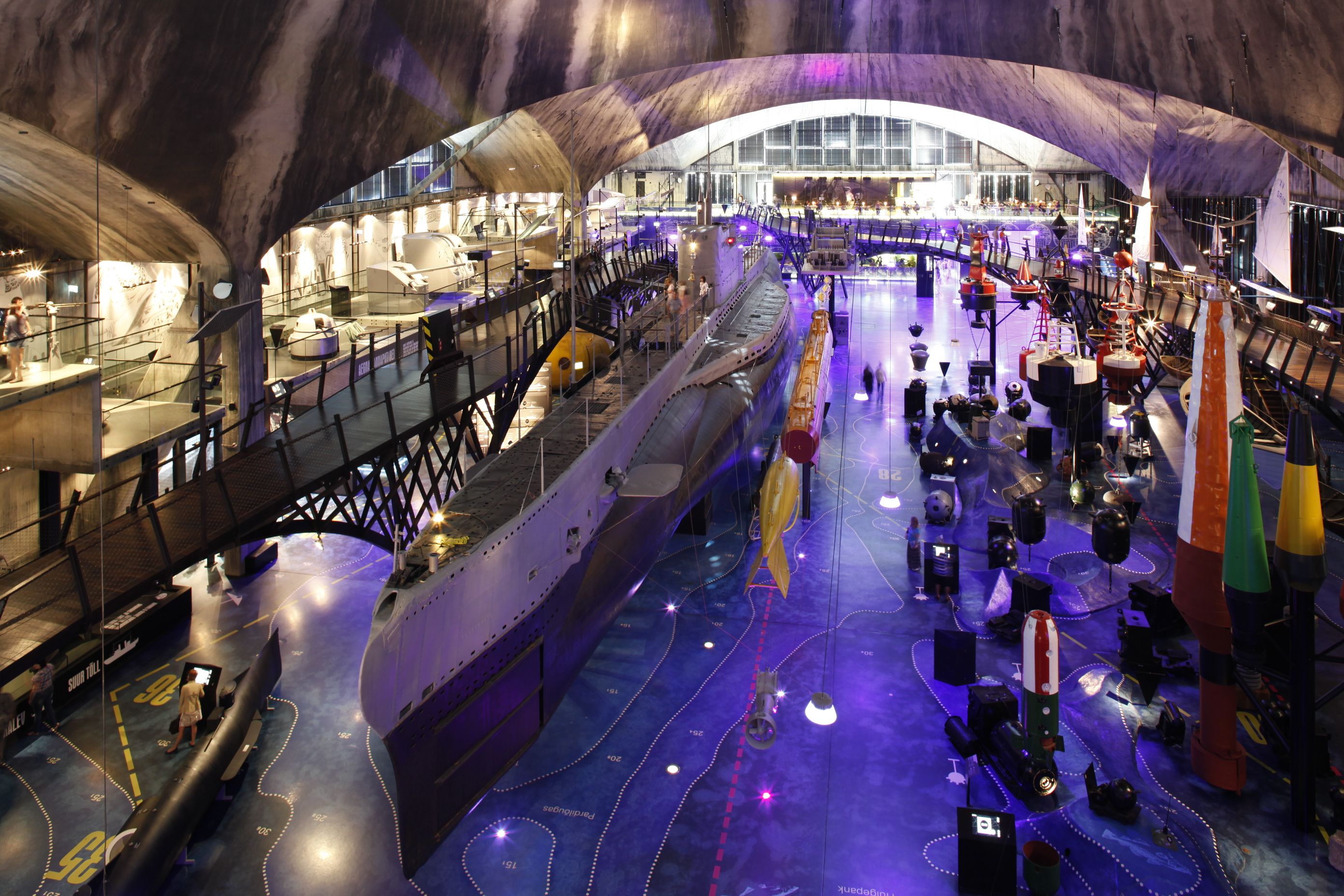 Merimuseo Lentosatama on kävelymatkan päässä satamasta ja vanhasta kaupungista. Museo on hienossa vesilentokonehangaariksi sata vuotta sitten rakennetussa rakennuksessa.