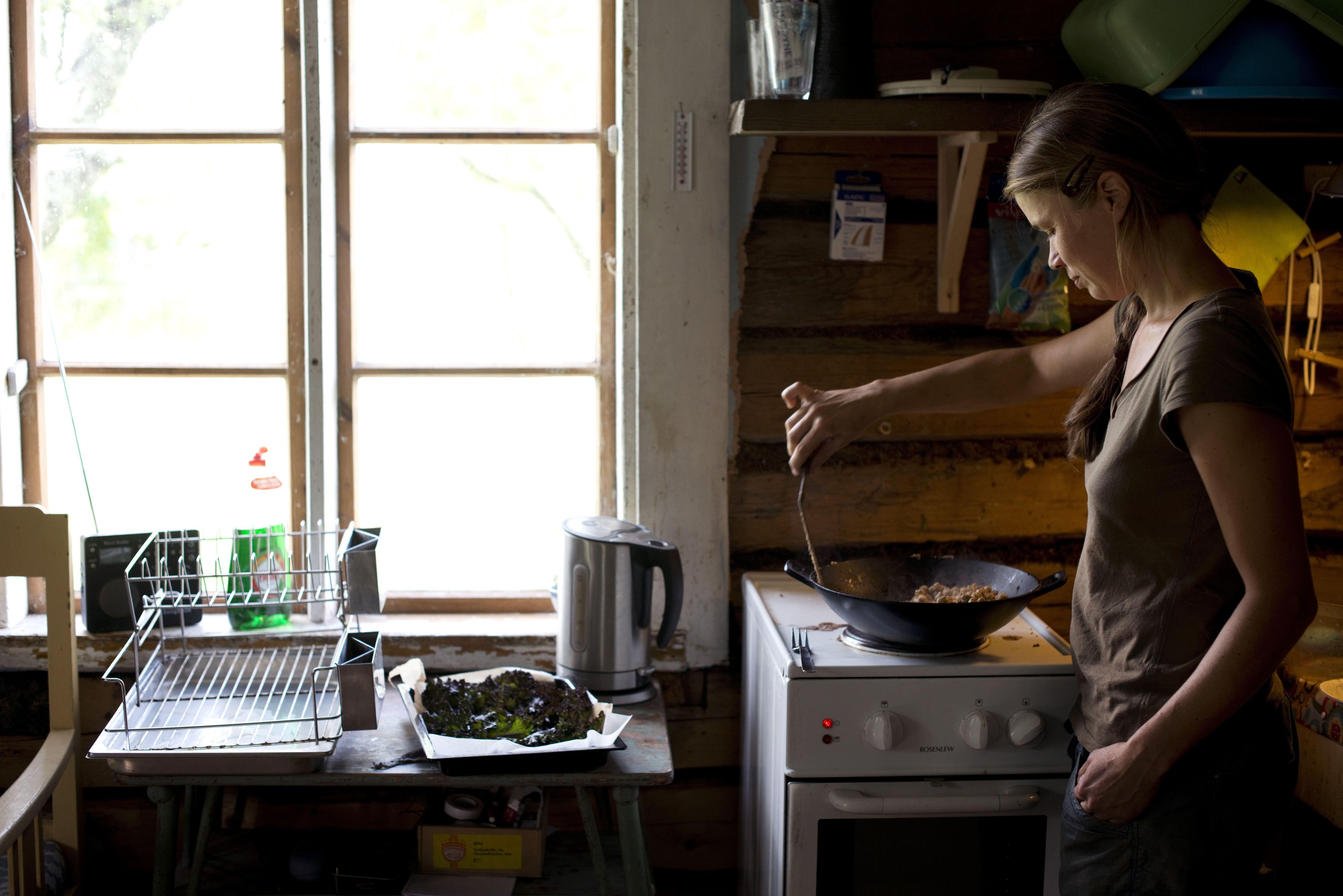 Talkooväen ruokkiminen on Merjan työ. Ilman tuhtia lounasta tilalla ei jaksa.