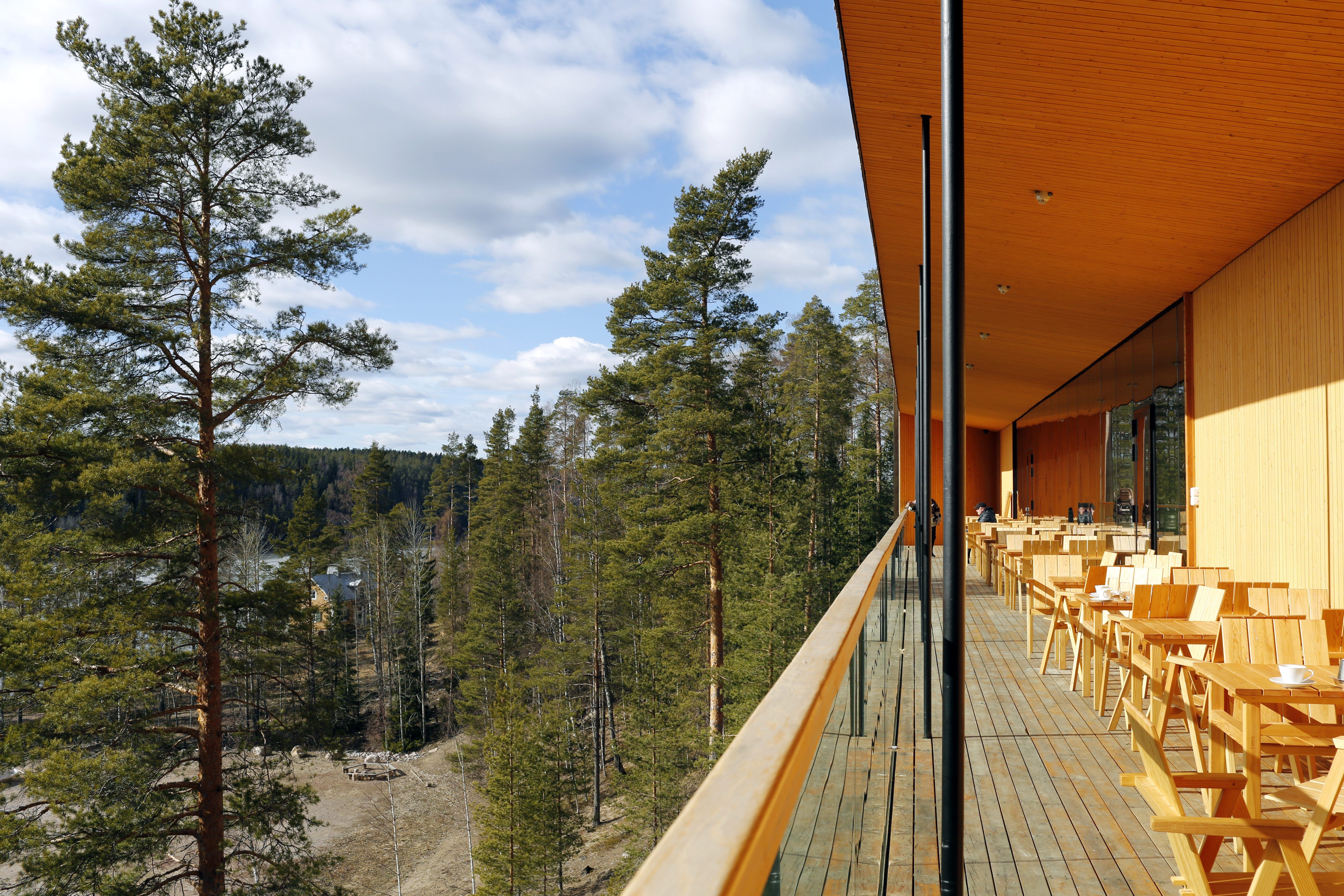 Moni on kehunut Nuuksiossa sijaitsevaa luontokeskus Haltiaa Suomen hienoimmaksi. Ravintolan terassilta avautuu hieno näkymä.