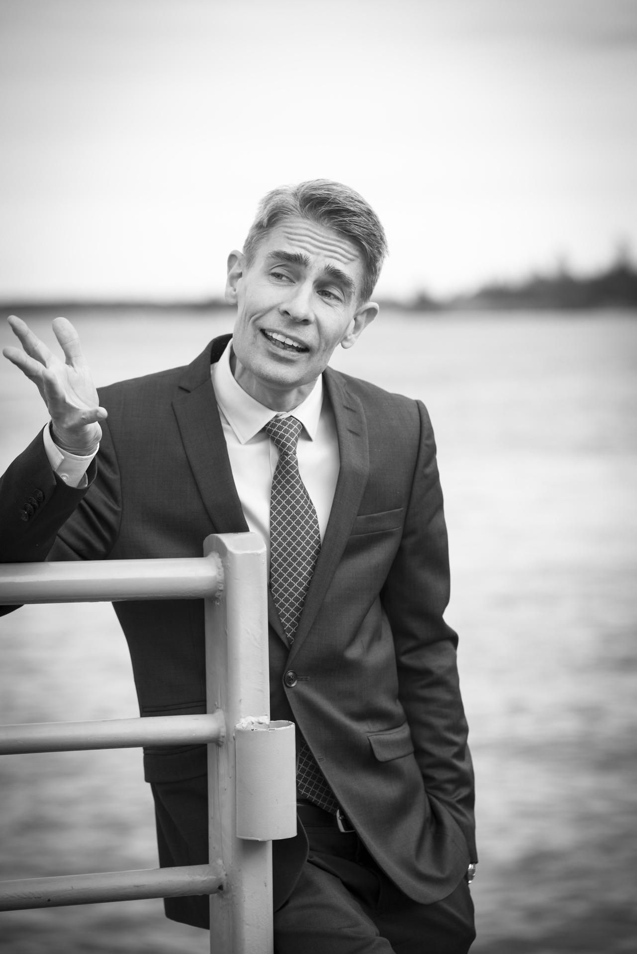 Aksu Tuominen on 45-vuotias asianajaja, joka tekee töitä pääomamarkkinoiden ja finanssialan sääntelyn parissa. Aiemmin hän työskenteli kielenkääntäjänä. Aksu pystyy tekemään töitä viidellä kielellä ja puhuu lisäksi useita muita. Intohimoinen pianisti ja kokkaaja on ollut yhdessä saman miehen kanssa 25 vuotta.