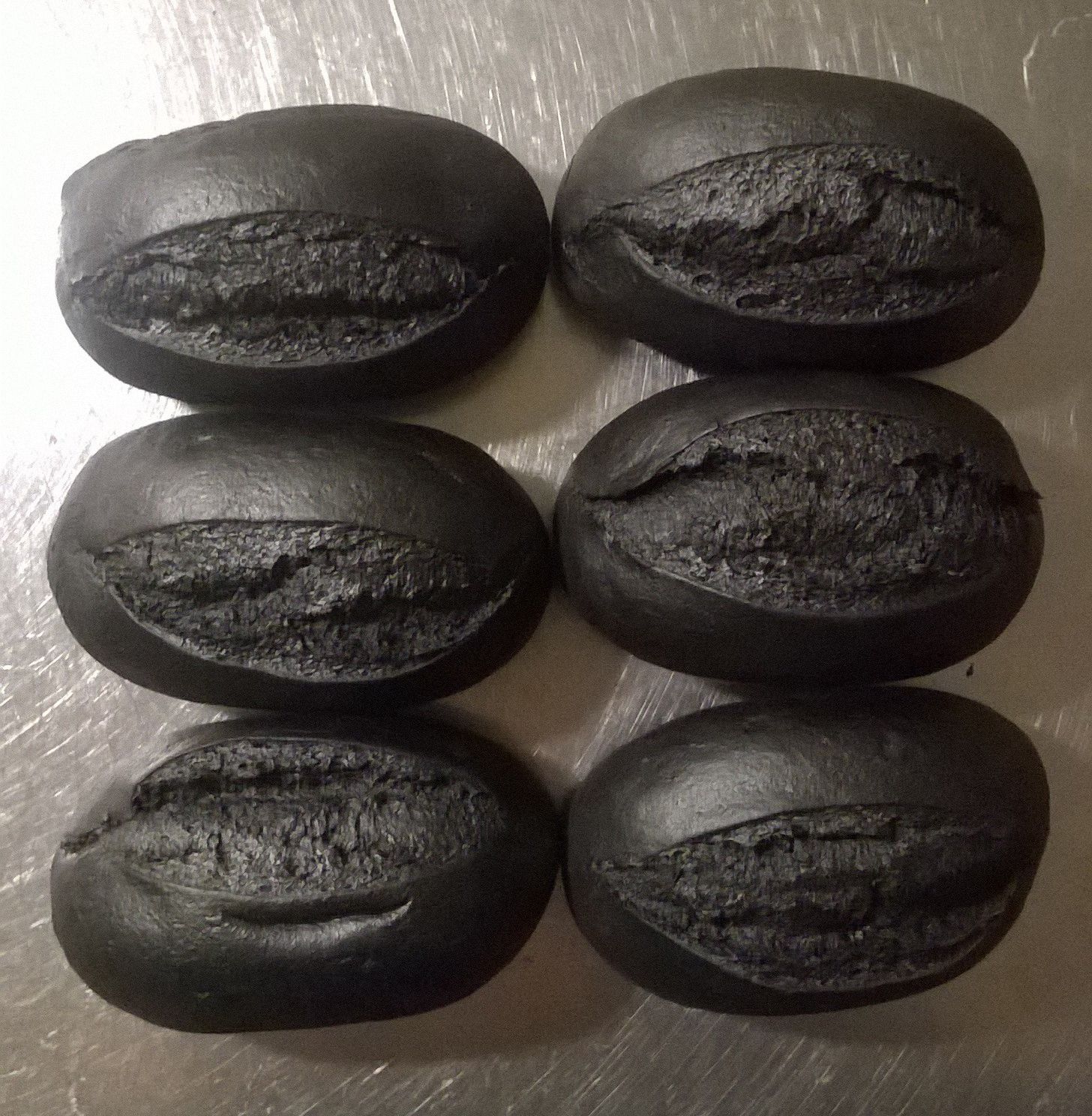 "Poikani pitää kovasti sämpylöistä, ja koska jauhopeukaloni on "hieman homeessa", päätin kokeilla kaupassa myytäviä raakapakasteita. Laitoin esipaistetut sämpylät uuniin ja ajattelin, että katson tv:tä sohvalla hetken. Heräsin siihen, kun poikani ihmetteli outoa hajua. Juoksin keittiöön ja nostin uunista pellillisen jokseenkin tummapaahtoisia sämpylöitä. Olivat olleet uunissa rapiat puolitoista tuntia." – Nemesis