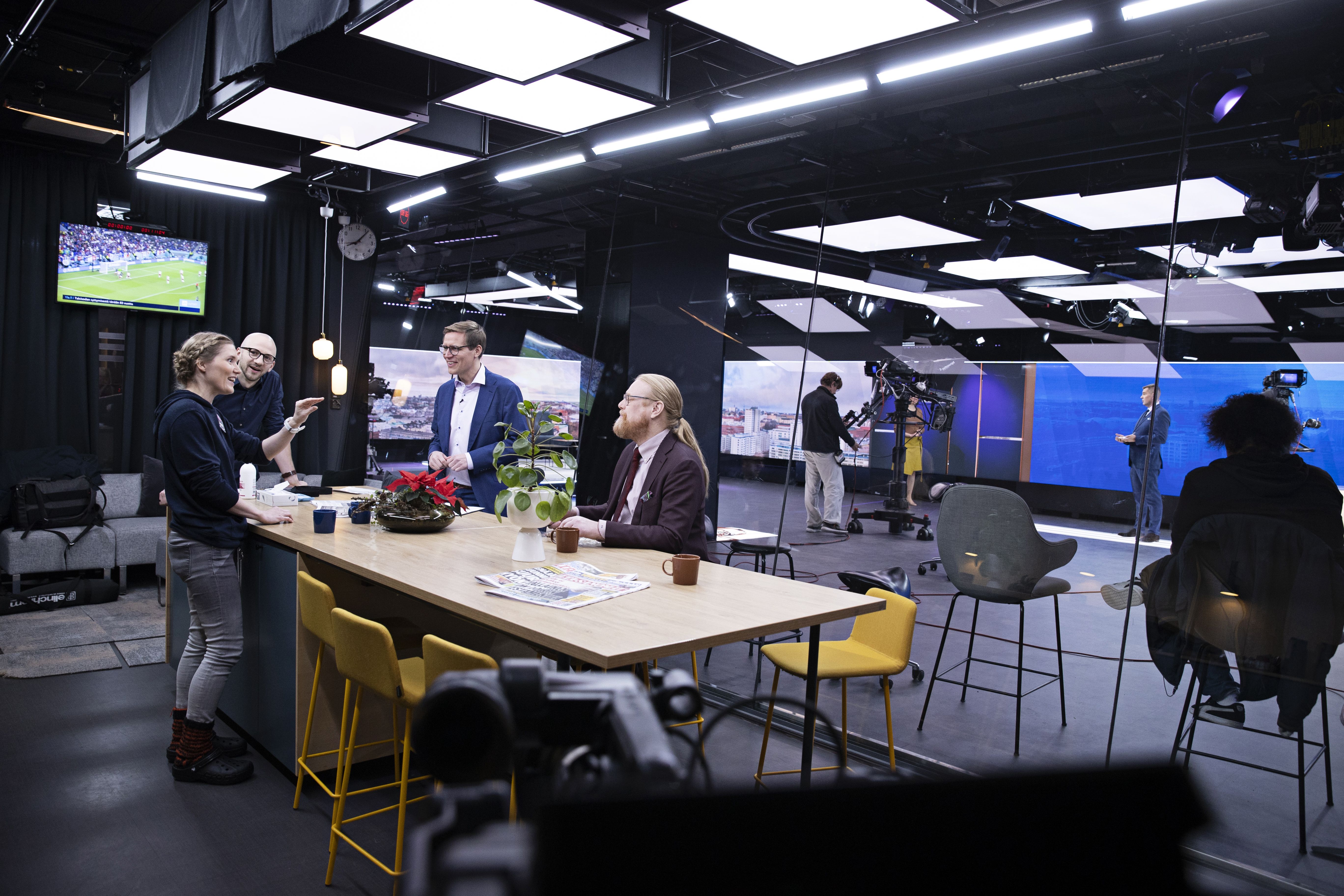 Sini on mukana Ylen Jälkikaronkassa keskustelemassa tieteen uutisista. Suoran lähetyksen jälkeen menee aikansa, ennen kuin syke laskee.