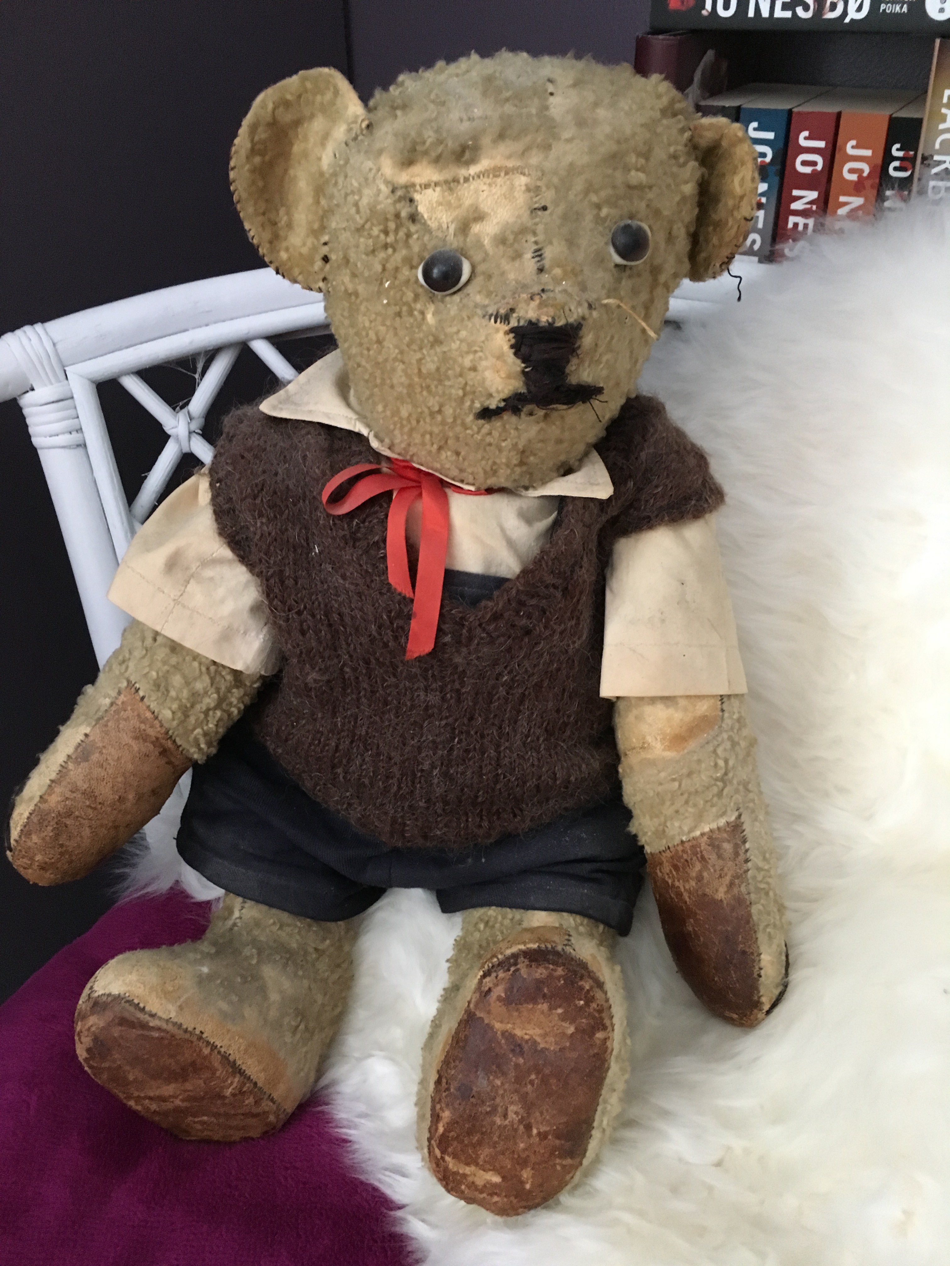 "Tämän tyylikkään karhuherran isäni sai lahjaksi Helmi-mummuliltaan synnyttyään vuonna 1938. Mummuli itse oli toiminut vaatturina. Karhuherralla on siis ensi vuonna 80-vuotissyntymäpäivät. Lahjan alkuperäinen saaja on kuollut jo 15 vuotta sitten. Karhuherra on tuottanut iloa jo kuudelle sukupolvelle, vaikka hieman alkaa karva kuonosta harventua ja takaraivolta alkavat ohuen ohuet puulastut pursuta." - Mr. Bear