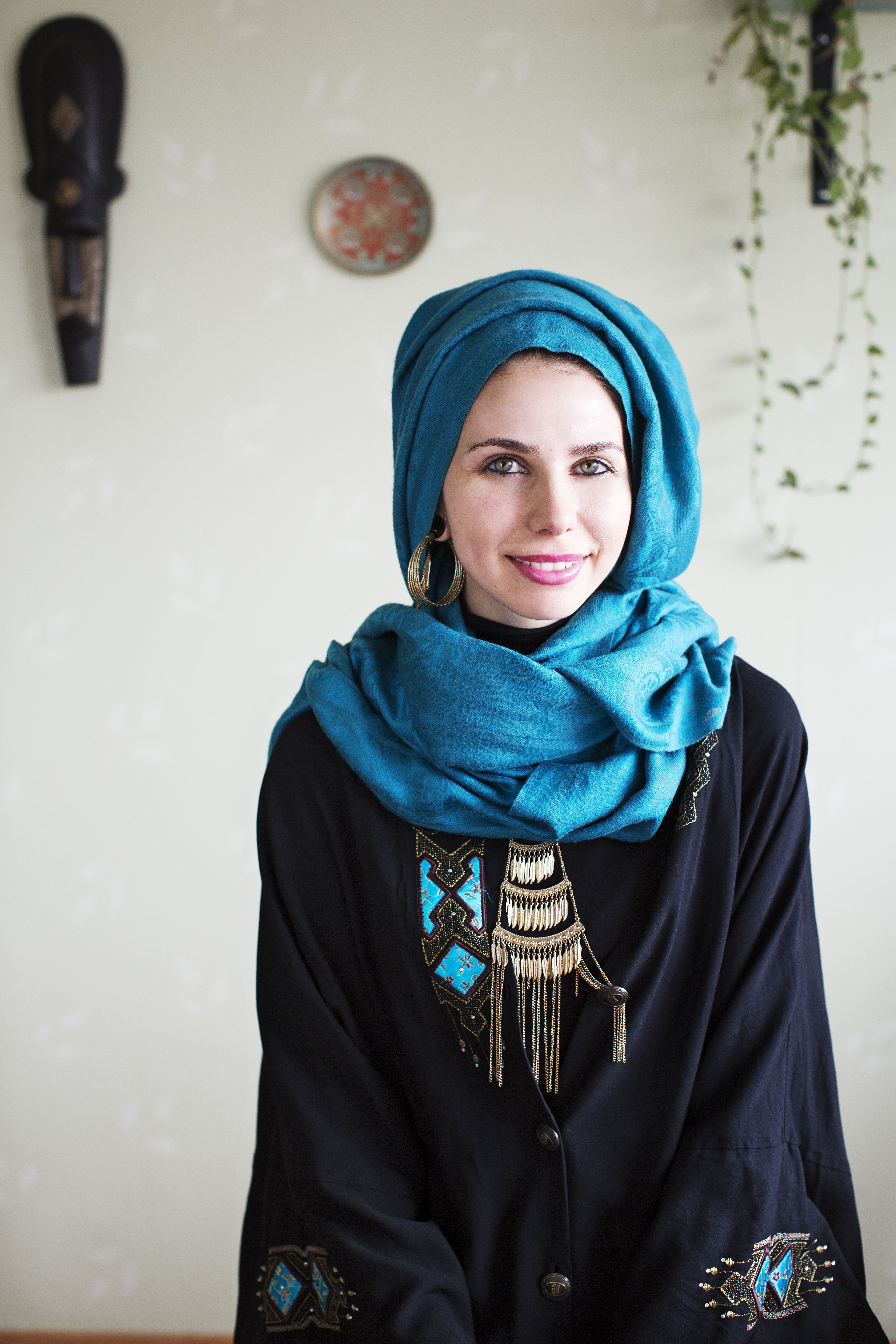 "Rakastan värejä, mitä en vielä jokin aika sitten olisi uskonut. Turkoosi on lempivärini." Huivinsa Sara ostaa yleensä Iranista, jossa valikoima on laajempi kuin Suomessa. 