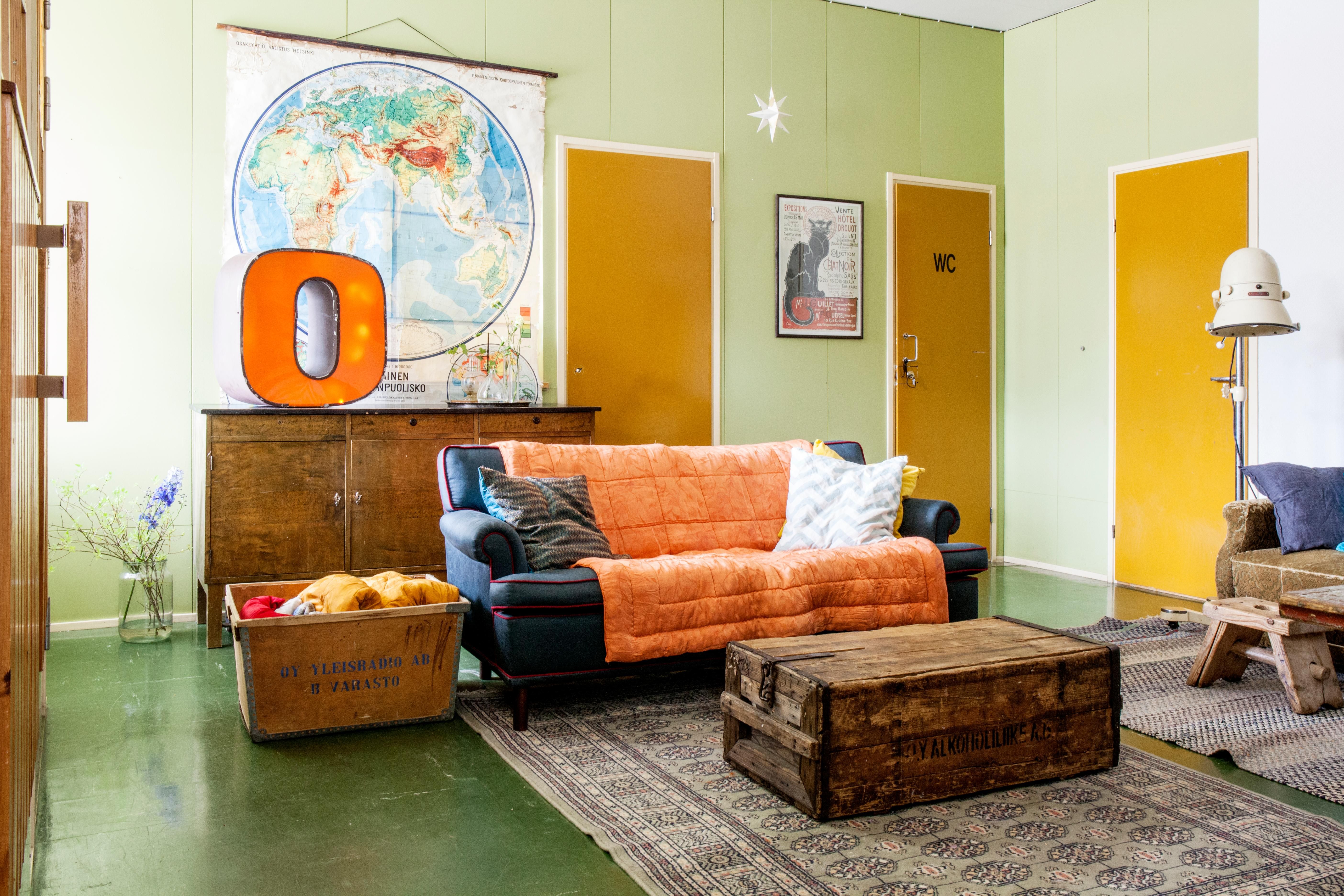 Odotustila, nykyinen olohuone, on lähes 1970-luvun asussaan. Kaikki tavarat lypsyjakkarasta hiustenkuivaaja- valaisimeen ja sodanaikaiseen Molotovin cocktail -laatikkoon ovat kierrätyslöytöjä. Lippuluukku on piilossa kartan takana.