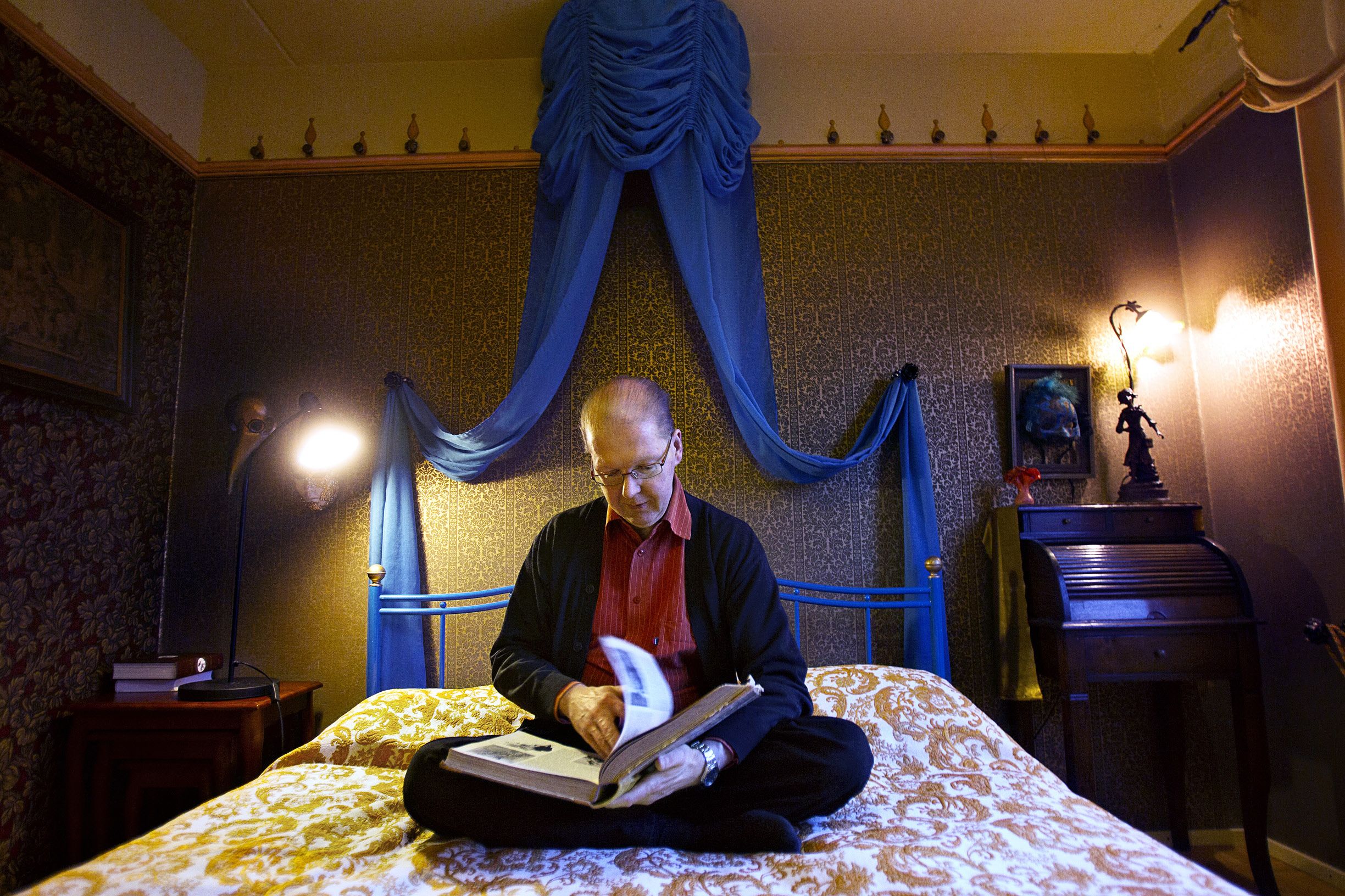 Makuuhuoneessaan Petri selailee eläinkuvastoaan vuodelta 1950. Opus sytytti pikkupojan aikoinaan niin, että hän päätti ruveta eläintieteilijäksi.