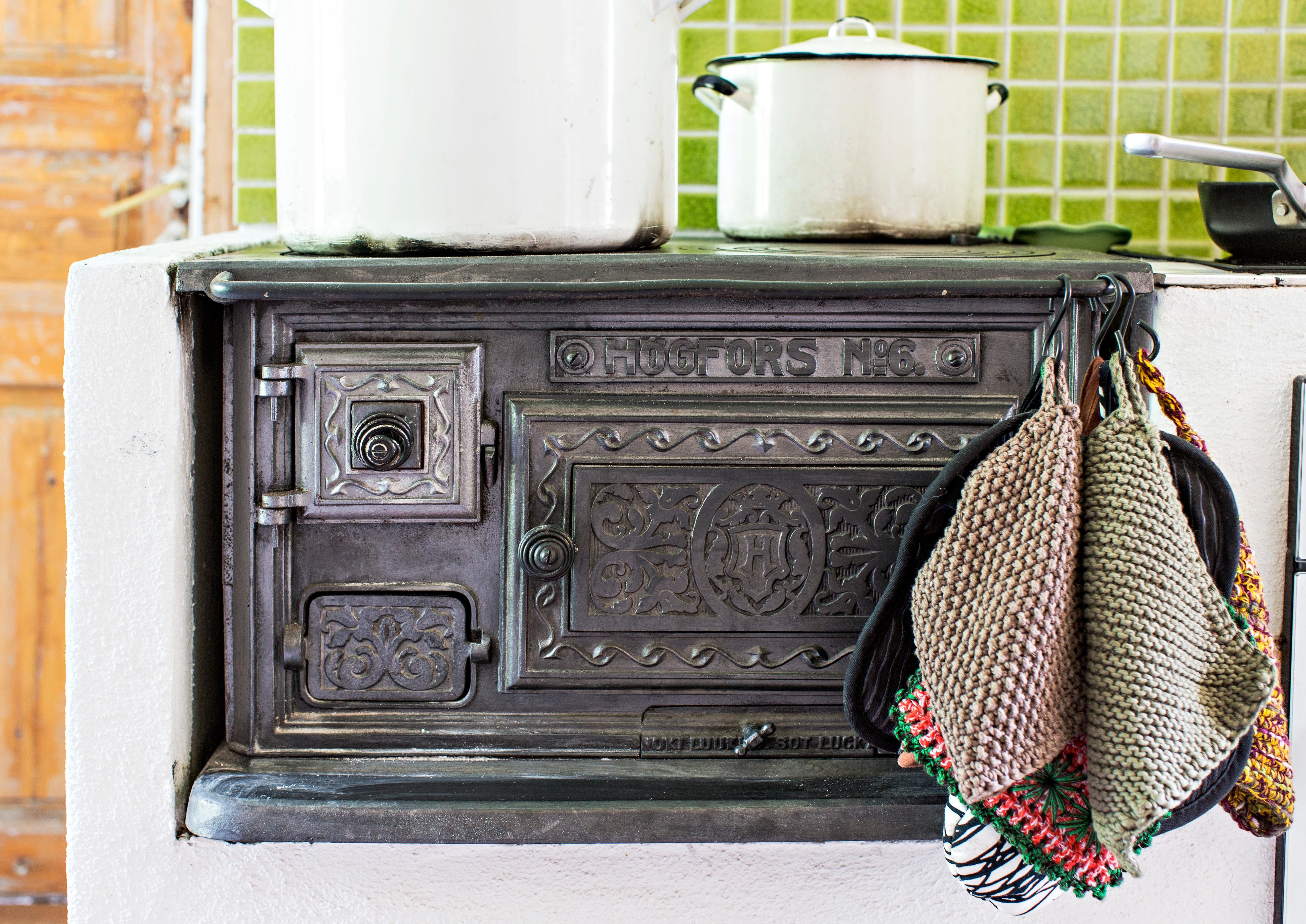 Huippukuntoisen puuhellan Christel hankki Billnäsistä keräilijältä. Sillä lämpiävät tiskivedet.