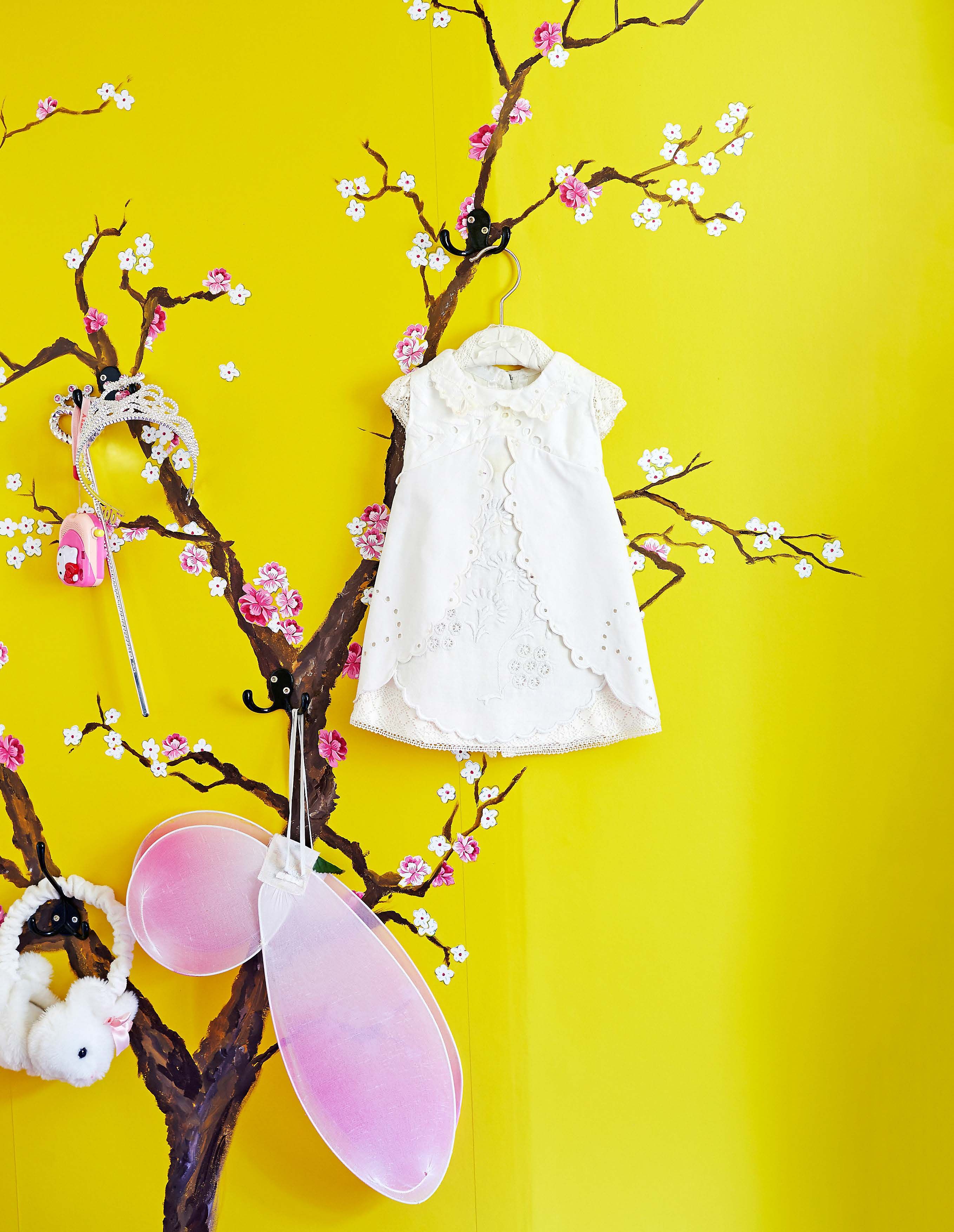 Lastenhuoneen sisustuksen idea lähti kirsikankukista. Oksan Helena maalasi seinälle itse, kukat on leikattu Eijffingerin tapetista.