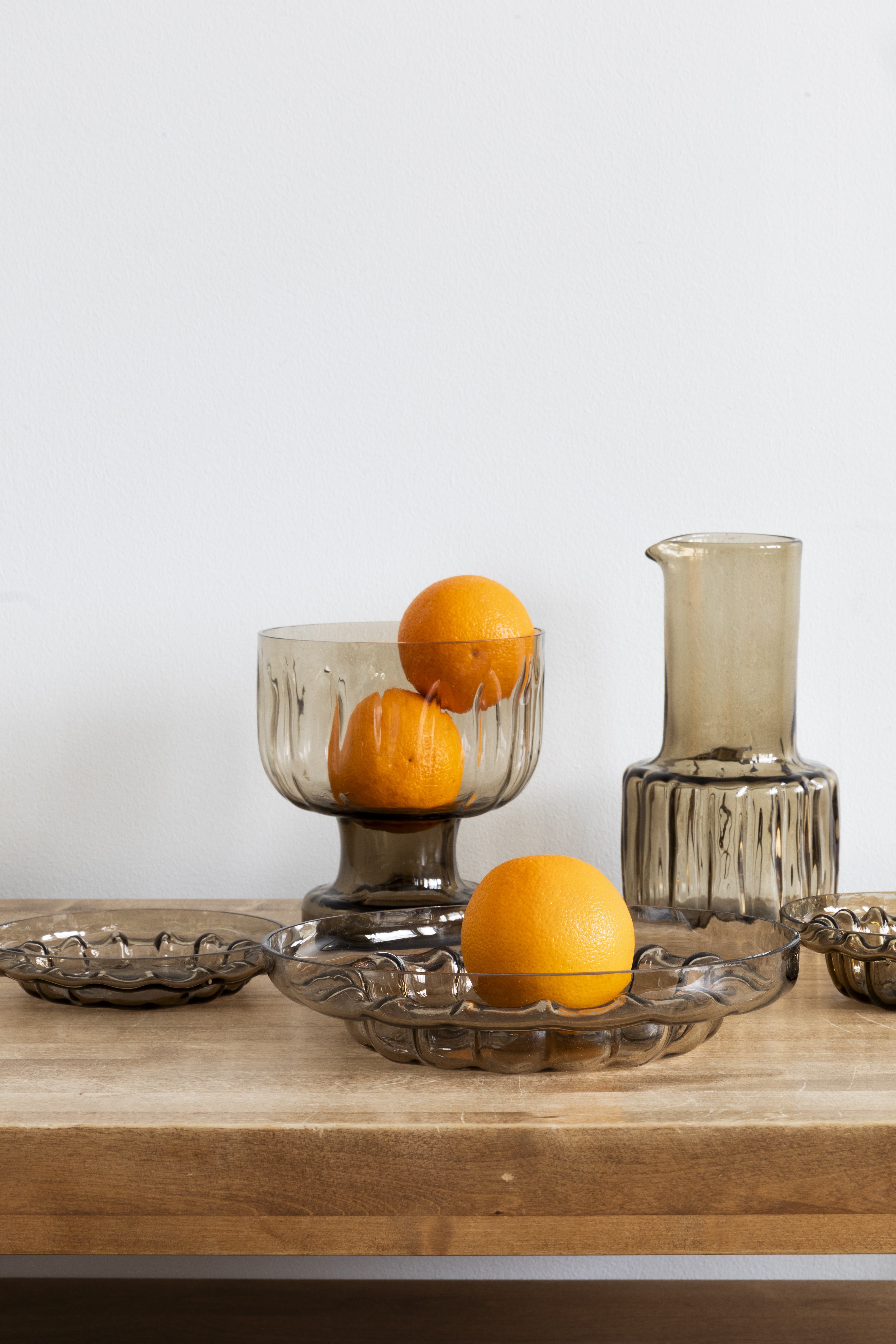 Aurora-lasiastioissa on vapaan tekemisen tuntua. Helena Tynellin Aurora-sarjaa liikkuu vähäisesti. Sitä ei juuri löydy verkkokaupoista tai kirpputoreilta, mutta kivijalkakaupoissa saattaa olla yksittäisiä esineitä.