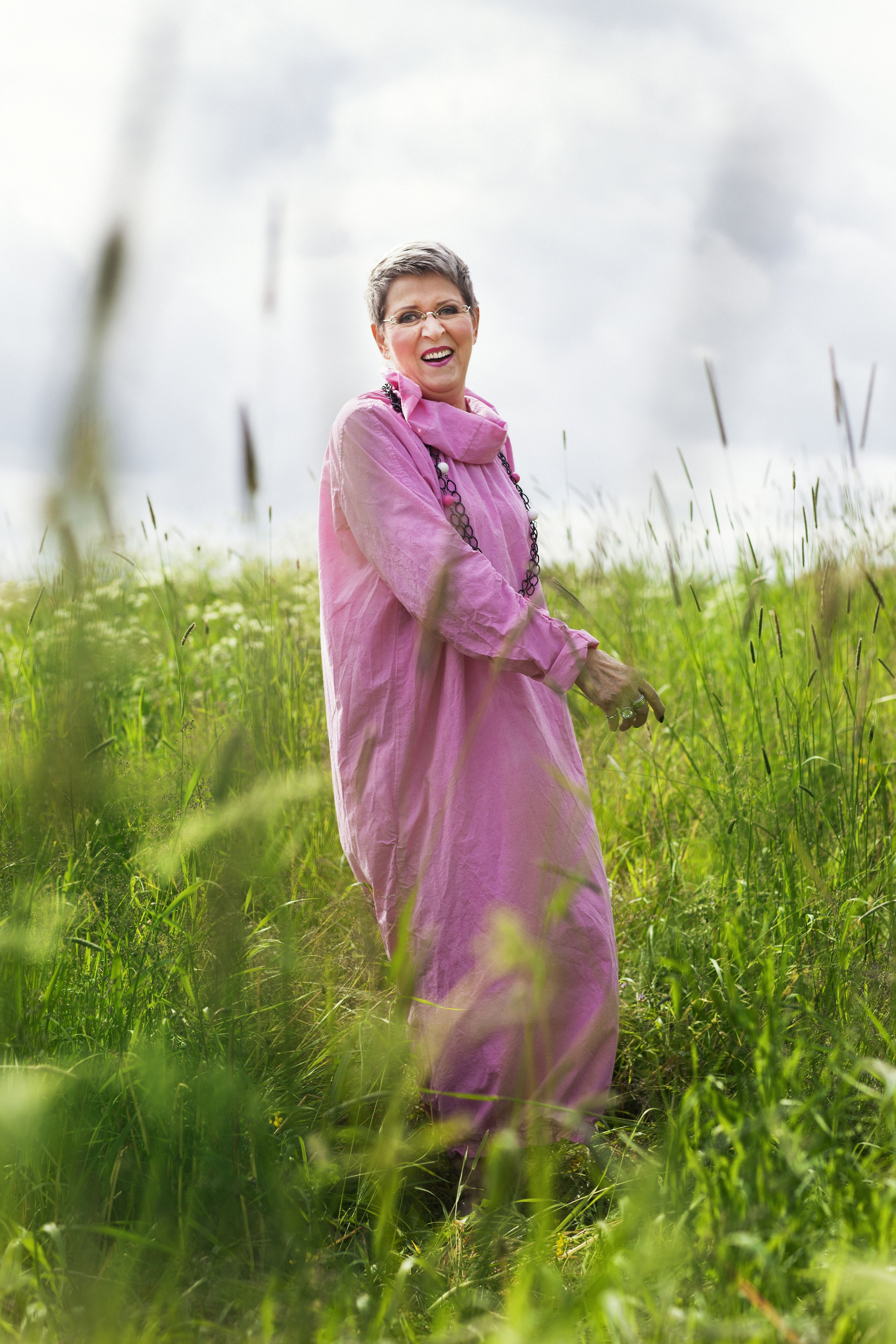Jonetin vaalean­punainen pellavamekko on Marleenan luottoasu, joka toisinaan palvelee yöpaitanakin.