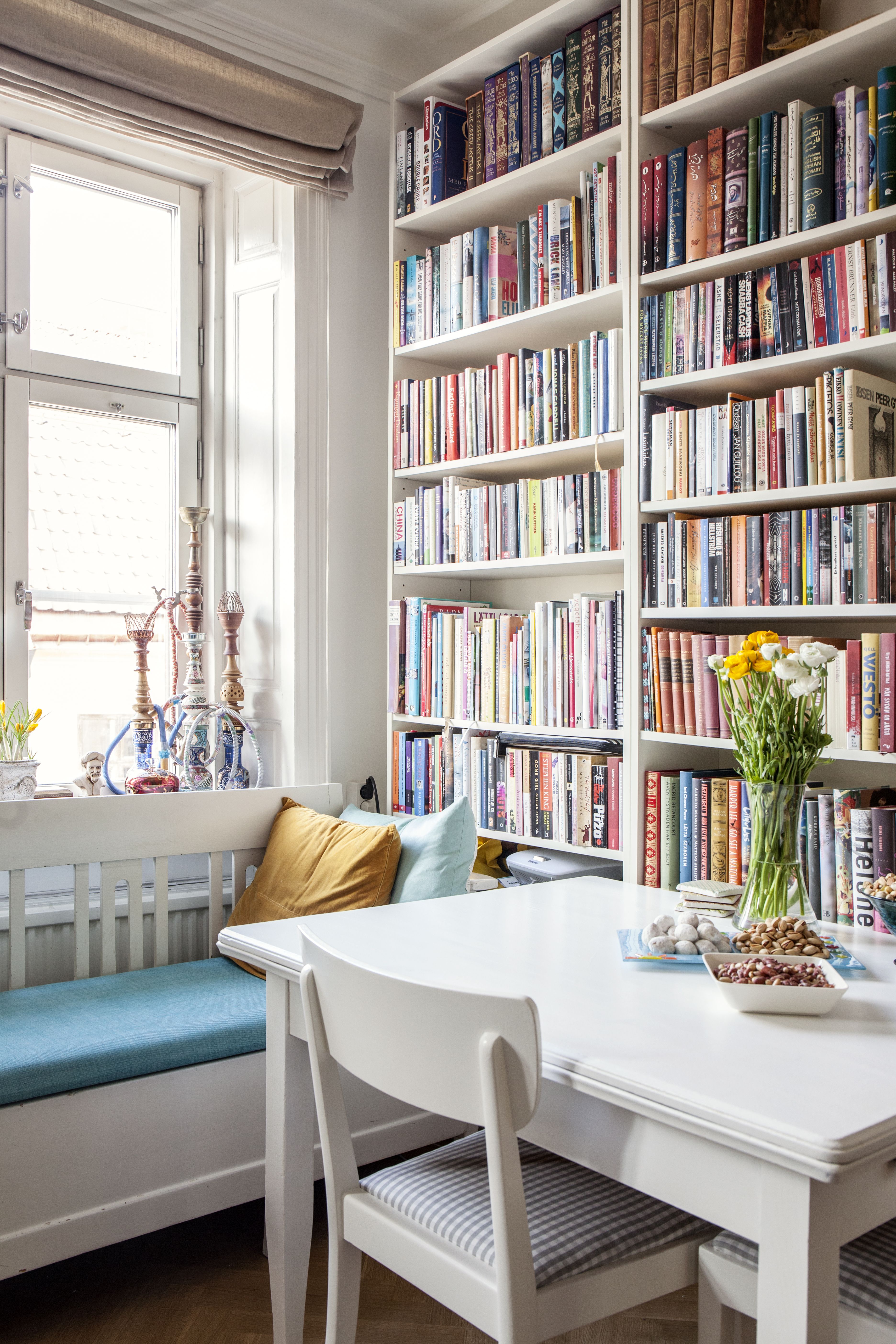 Olohuoneen takaseinä on pyhitetty kirjoille. Kirjoista tuli Johannalle tärkeitä jo lapsuudenkodissa.