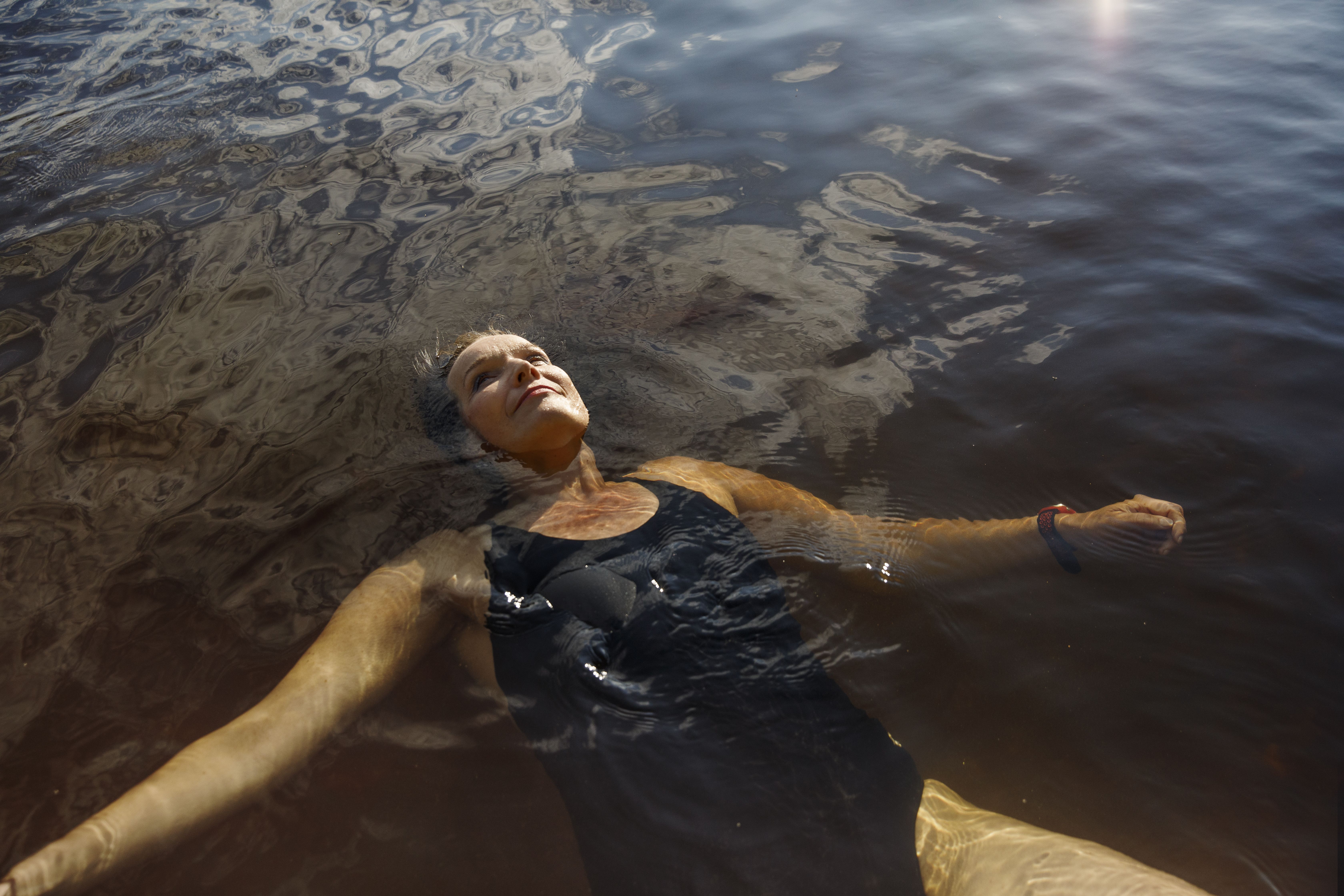 Vedessä tai sen äärellä Johanna Vuoksenmaa on aina aika onnellinen. 11 viime vuotta hän on etsinyt koko ajan uusia järviä, joissa uida. ”Tämä on sellainen leikki, jota en lopeta ikinä.”