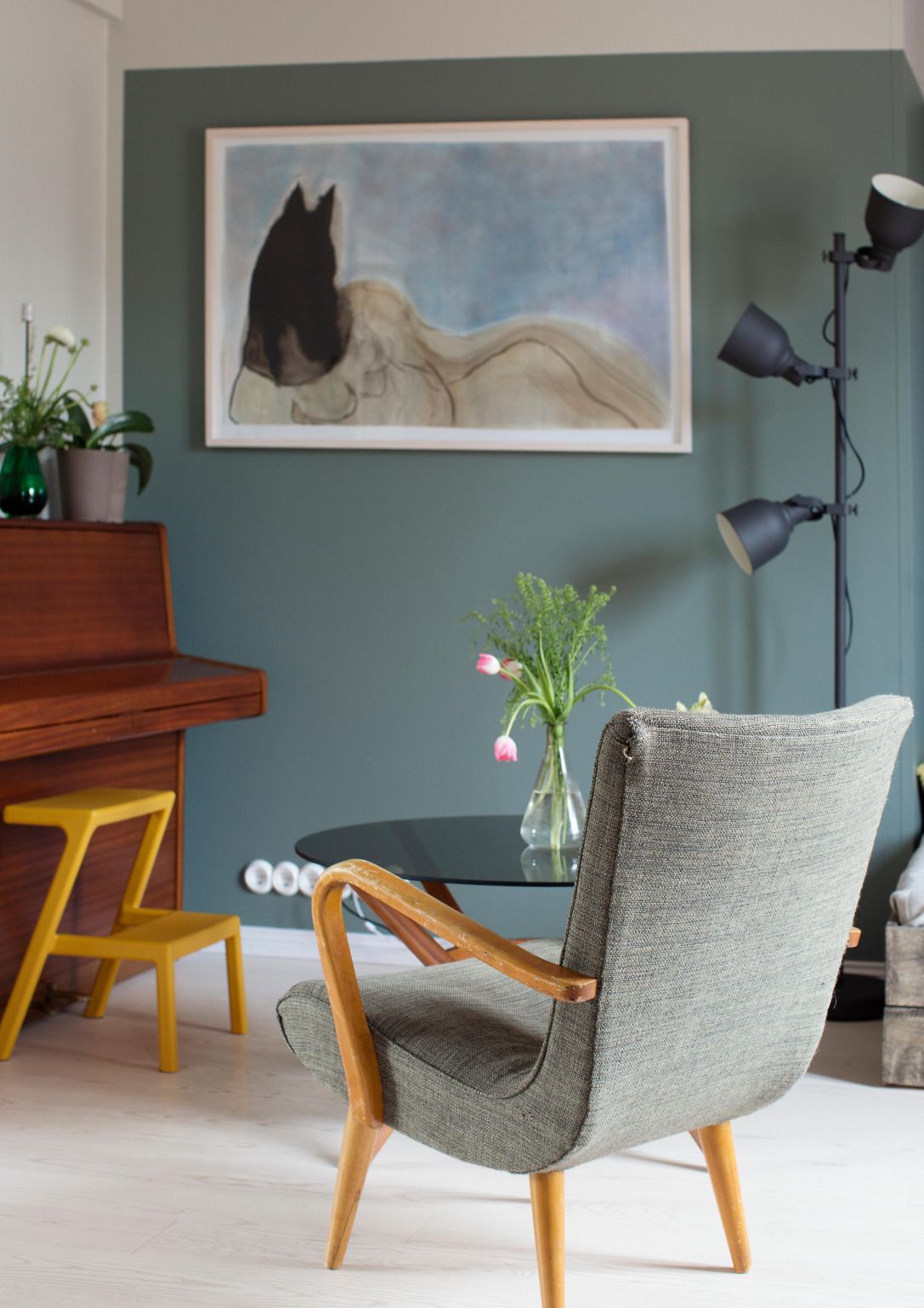 Kotiin tuotiin remontin jälkeen vain harkittuja tavaroita. Puuhuonekalut hiottiin ja lakattiin uudelleen. Aura Hakurin työ on nimeltään Lepäävä Maria.