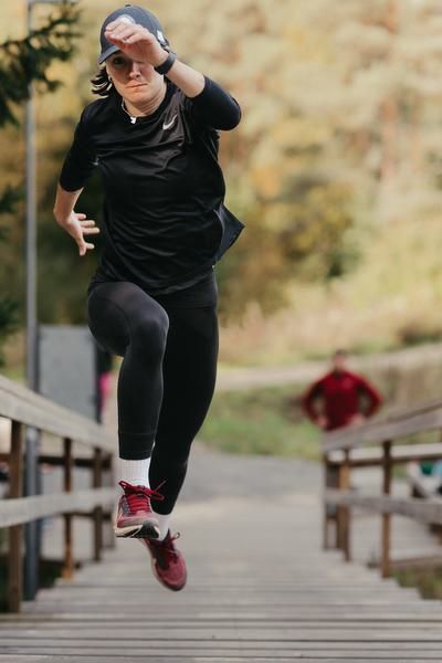 ”Senni on itsepäinen. Tosi itsepäinen, niin kuin huippu-urheilijan pitääkin olla”, valmentaja ja entinen seiväshyppääjä Matti Mononen sanoo. Hän seuraa taustalla Sennin rapputreeniä. 