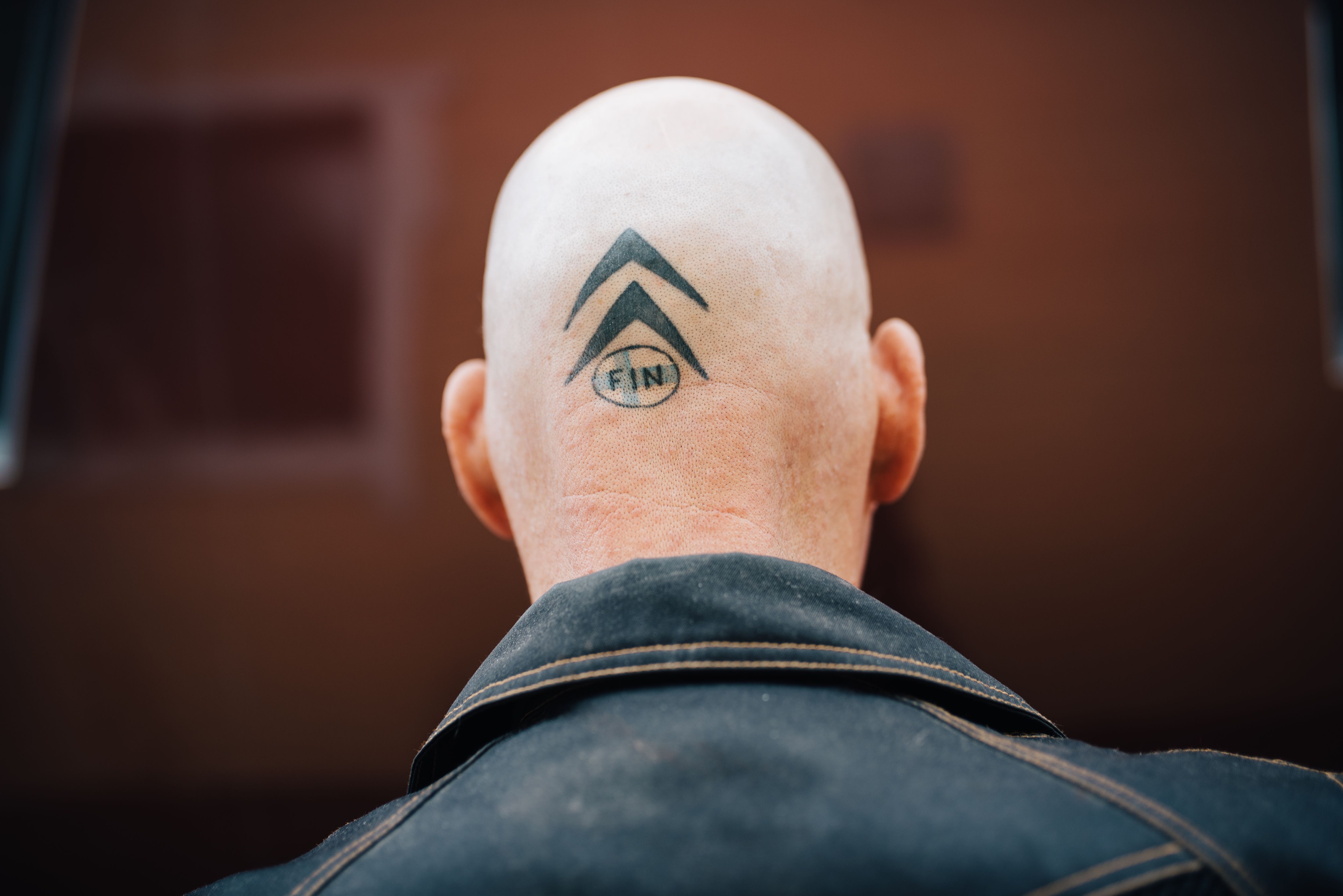 ”Koska harrastan sitikoita, voin hyvin ottaa logon takaraivooni”, totesi Ari ja läksi tatuoitavaksi.