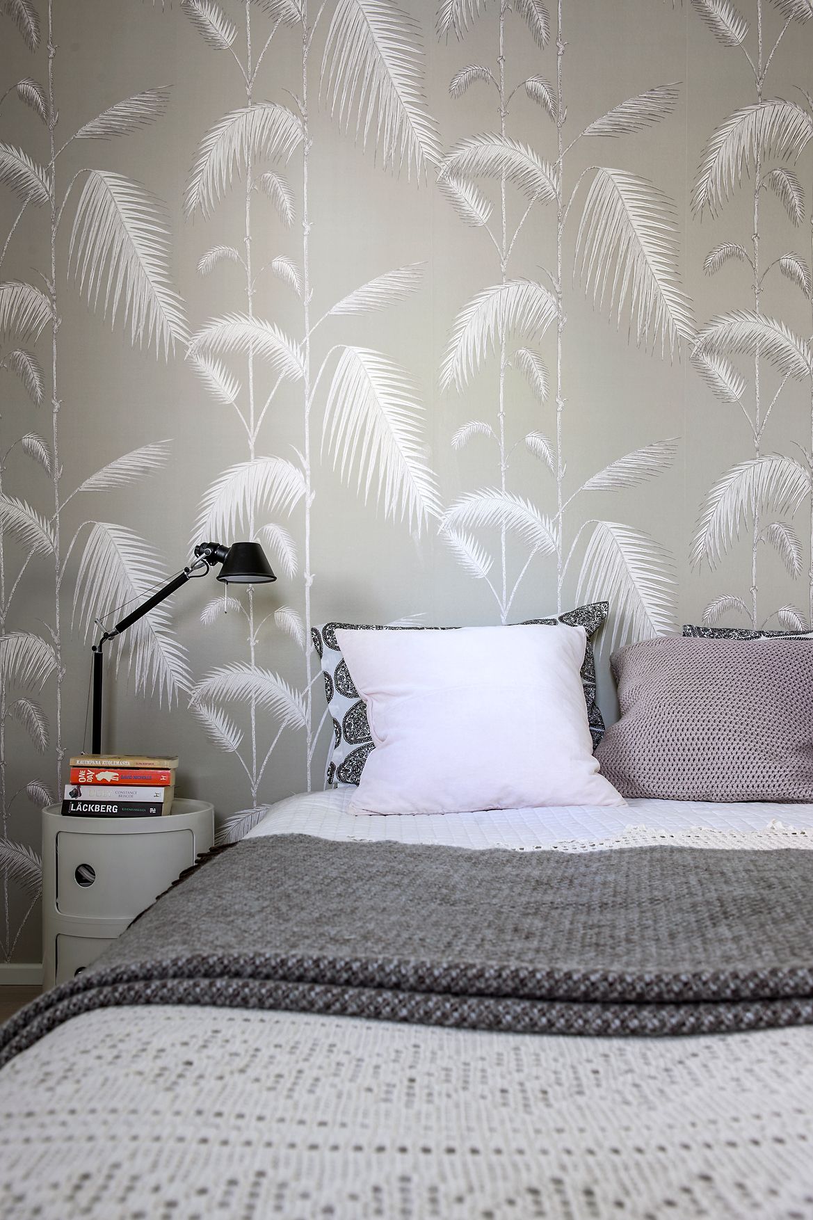 Johannan mummon virkkaama pitsipeitto ja vaaleanpunaiset tyynyt luovat makuuhuoneeseen pehmeän tunnelman. Artemiden mustat valaisimet terävöittävät kokonaisuutta.