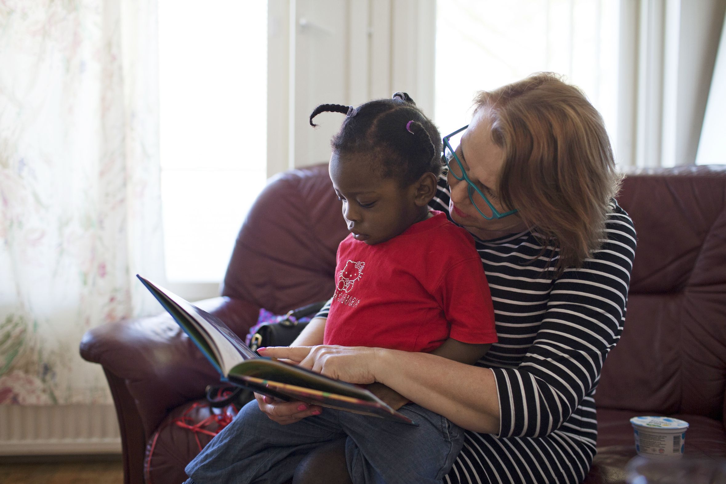 Susanna Salo,­ 54, on tuntenut Lovelyn, 2, vauvasta­ asti. Silloin hän pakkasi kaksoset vaunuihin ja vei heidät ulos, jotta Jessica-äiti sai levätä.