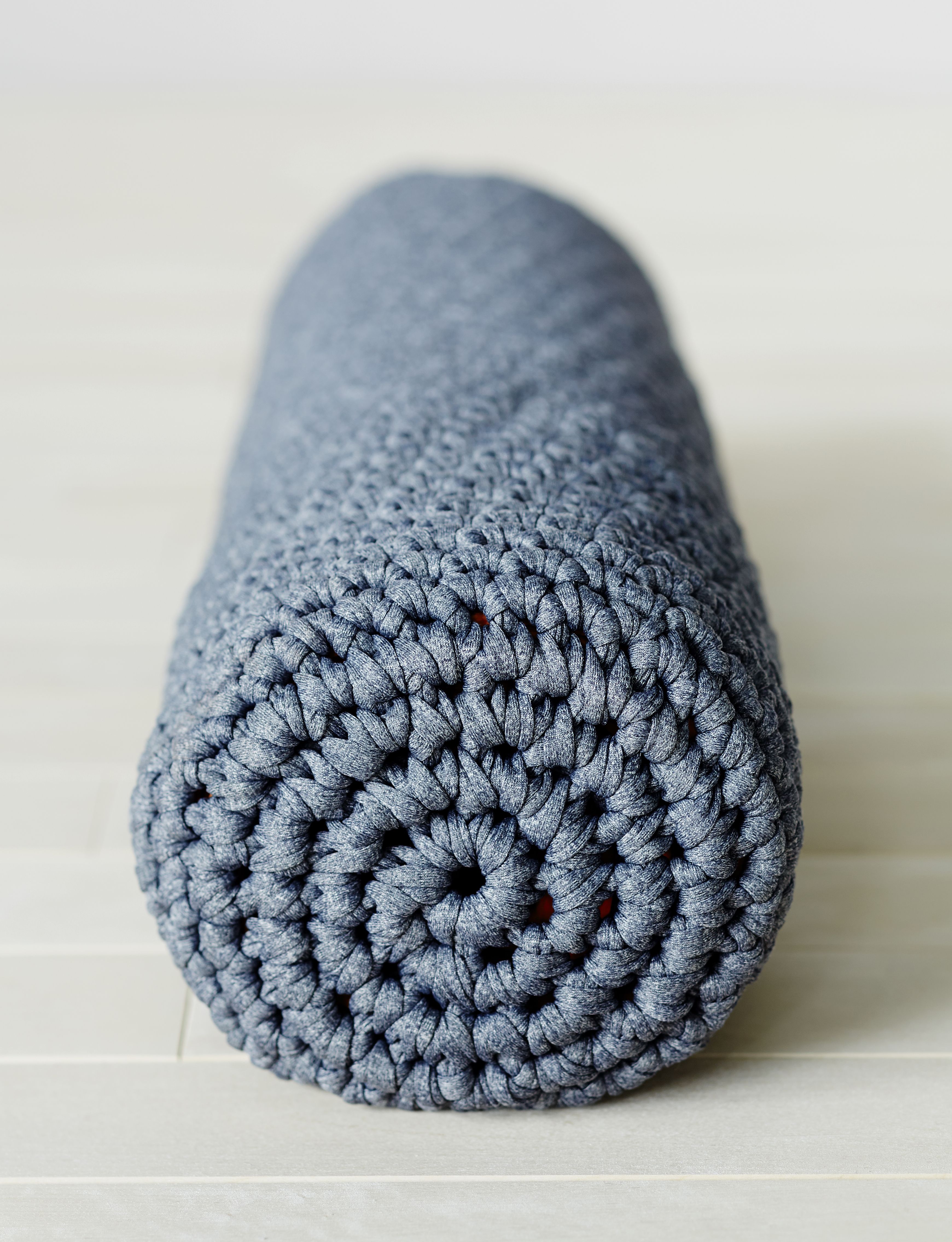 Jos tarvitset suuremman pussin, virkkaa pohjaan lisäkerroksia. Lisää virkatessa silmukoita niin, että lisäysten väliin jäävä silmukkamäärä kasvaa kerros kerrokselta yhdellä silmukalla.