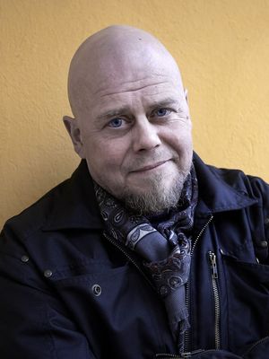 Kalle Lähde on raitistunut alkoholisti, joka on kirjoittanut kirjan Happotesti.