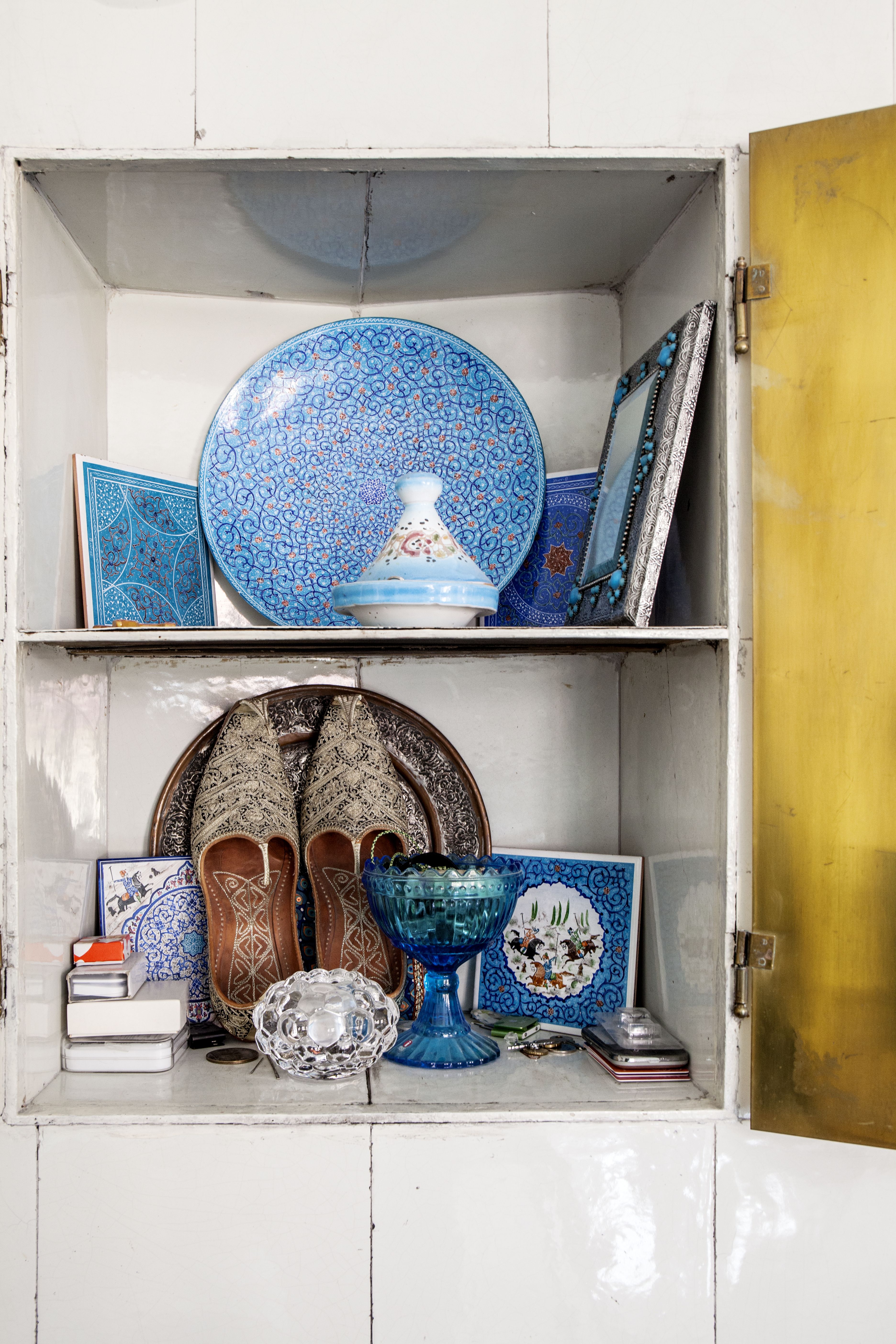 Monet koriste-esineet ovat Ishafanin kaupungin basaarista, joka on perinteinen kauppapaikka Iranissa.