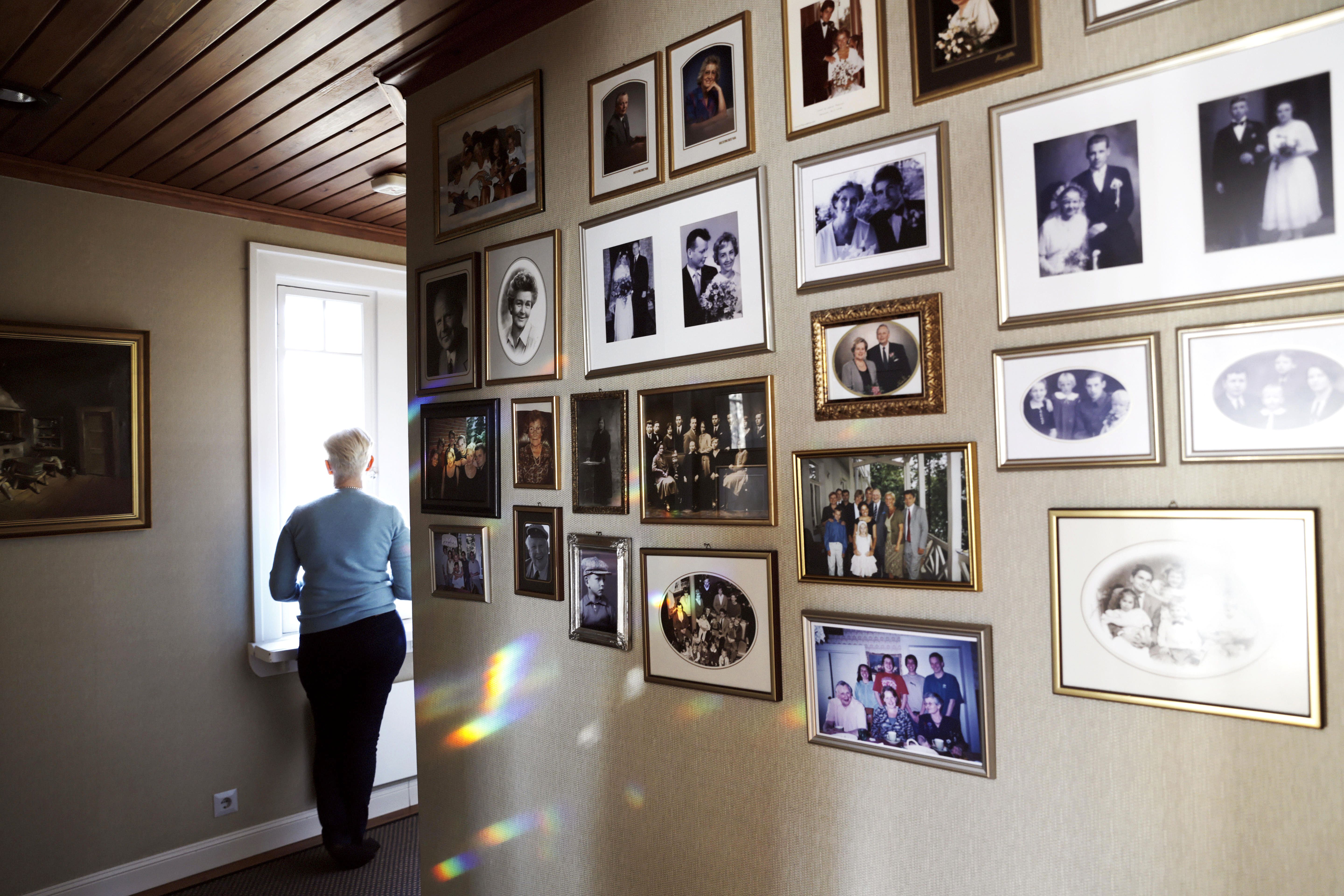 Kuvat Jaanan kodin seinällä muistuttavat juurista.