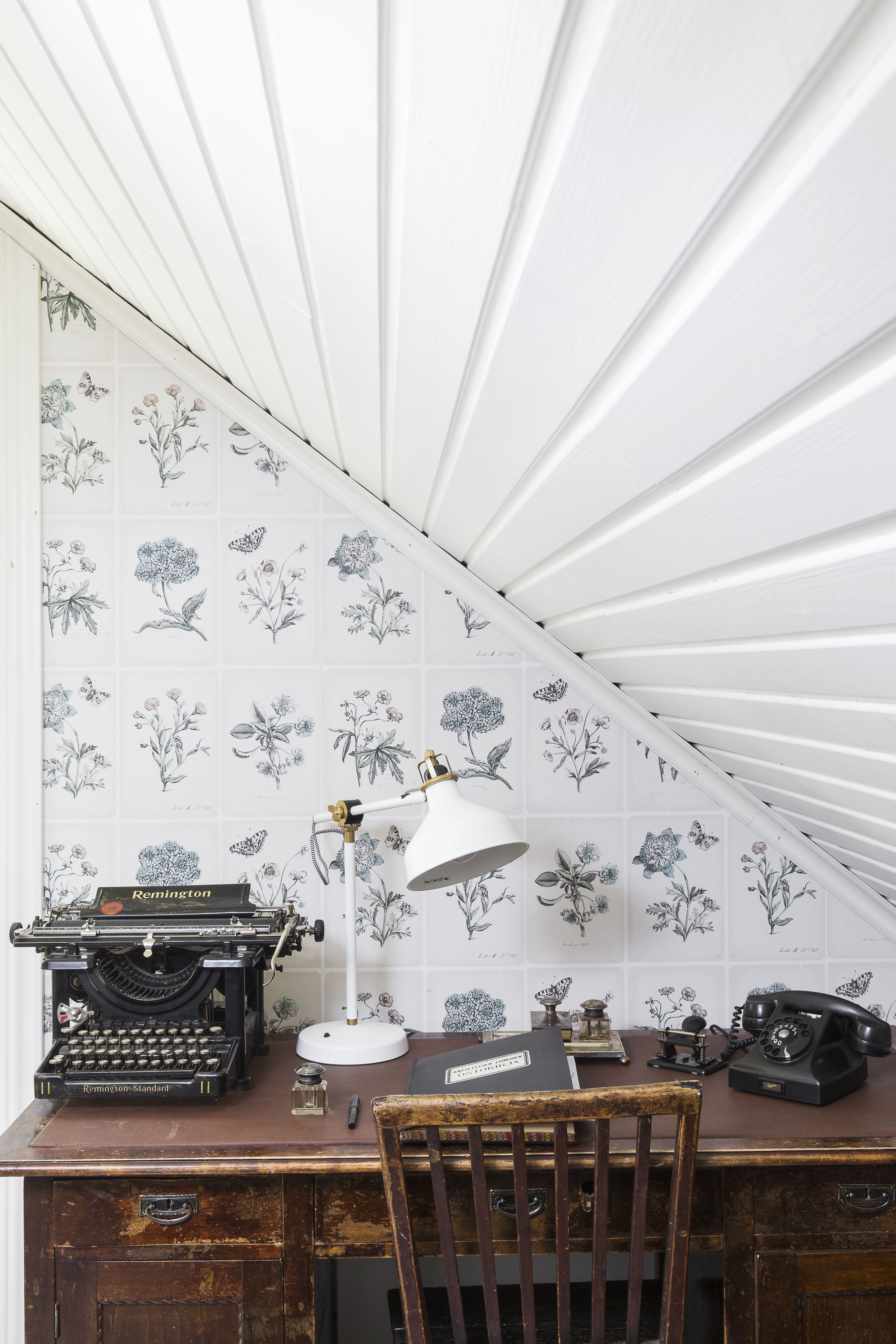 Muistavalkoinen kukkatapetti rauhoittaa unelmoimaan. Tapetti Boråstapeter, kuva Sari Rantanen.