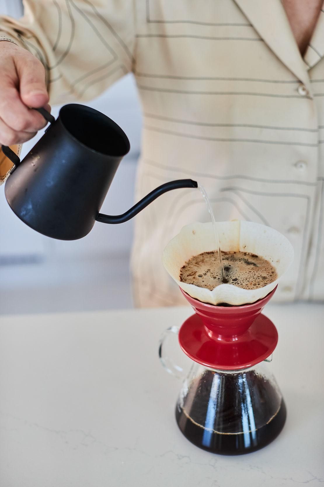 Aamulla ensimmäiseksi laitan kahvin tippumaan. Se on suomalainen tapa, ja suomalaista paahtoa on kahvikin. Turkissa kahvi juodaan vasta myöhemmin aterian jälkeen.