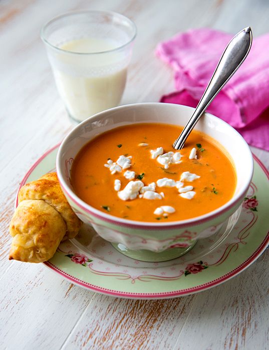 Tomaattikeitto oli uusi kokeilu, mutta nälkäiset lapset eivät purnanneet.