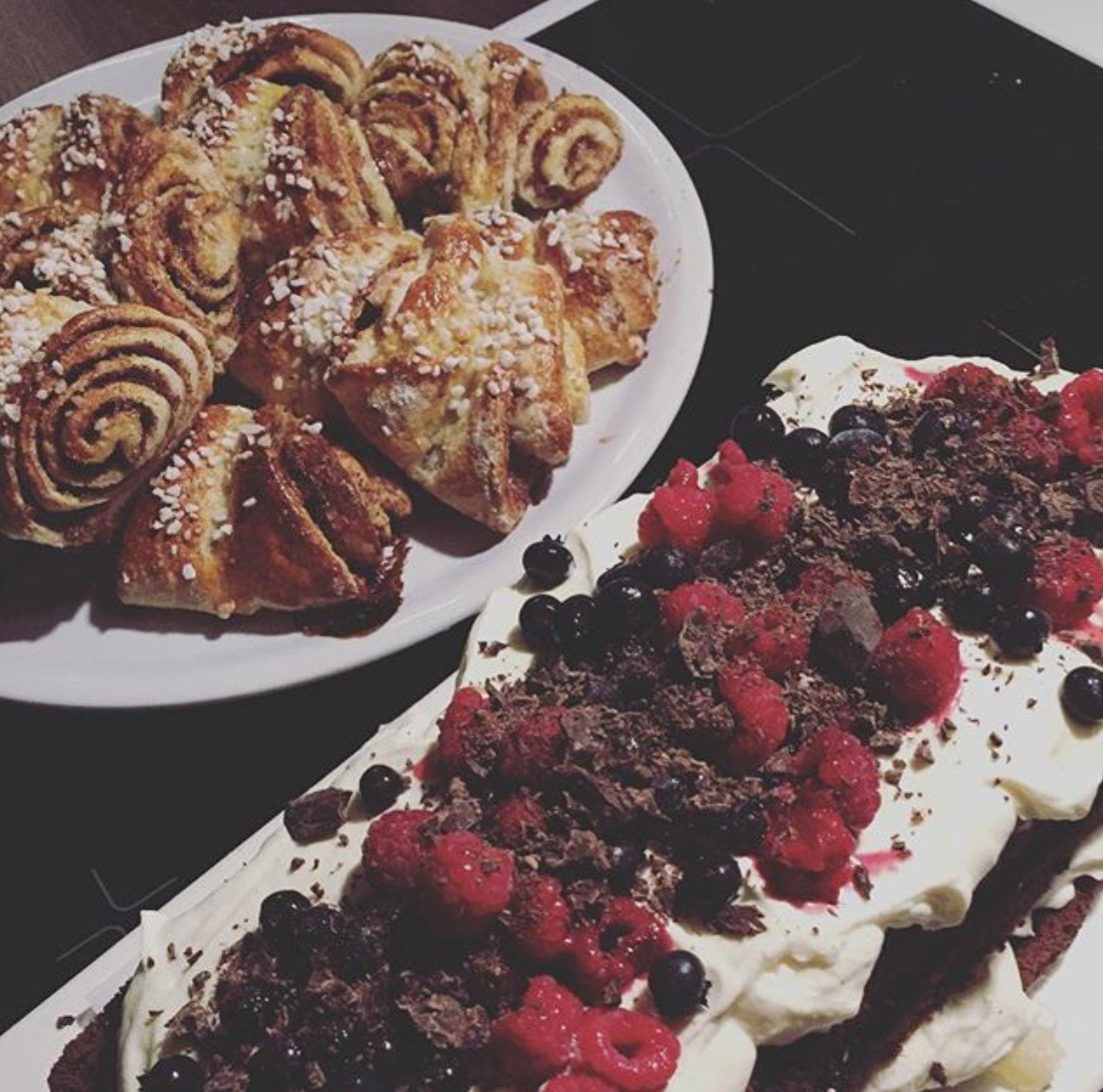 Instakäyttäjä @_tipi__ leipoi KK:n Gluteenittomat herkut -julkaisun ohjeilla korvapuusteja ja unelmakakkua. "Korvasin omassa versiossani mansikat mustikoilla ja vadelmilla", @_tipi__ sanoo.