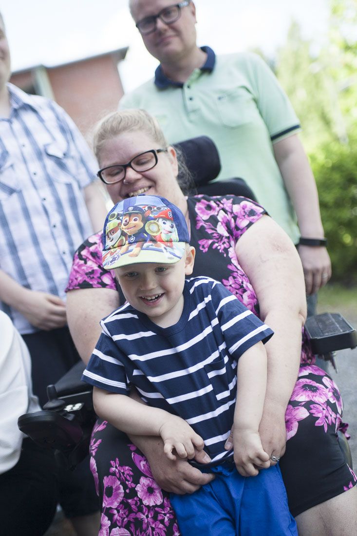 "Kun Emil syntyi, olisin halunnut heti soittaa isälleni ja kertoa uutisen. Häntä olisi ehkä kutsuttu ukiksi", Riitta sanoo. Riitan takana seisoo Sami ja Samin vieressä hänen poikansa Tomi.