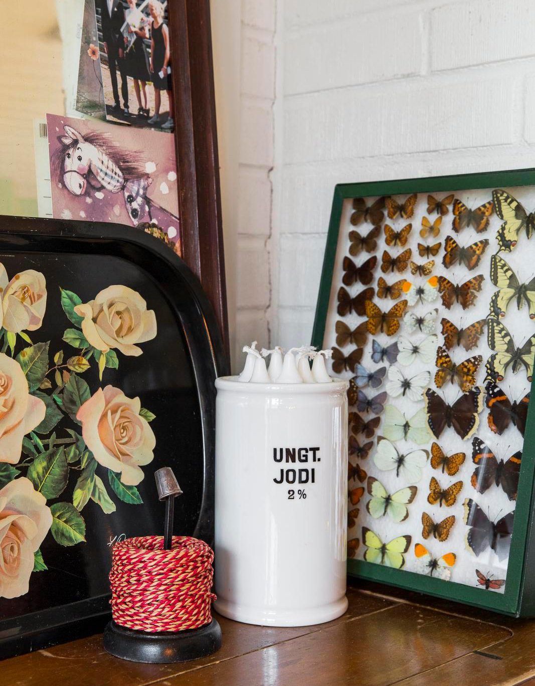 Mari kokoaa mielellään löytöjään runsaiksi asetelmiksi. Metallisen tarjottimen hän poimi roskalavalta.