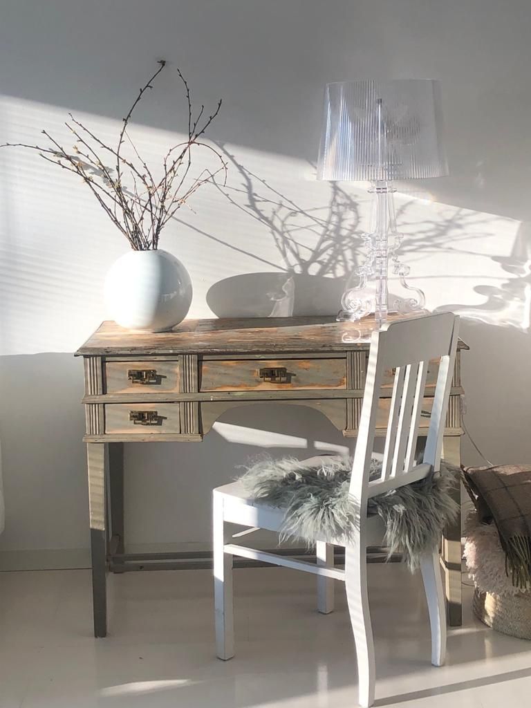 Vanha kirjoituspöytä löytyi Tori.fi:stä.