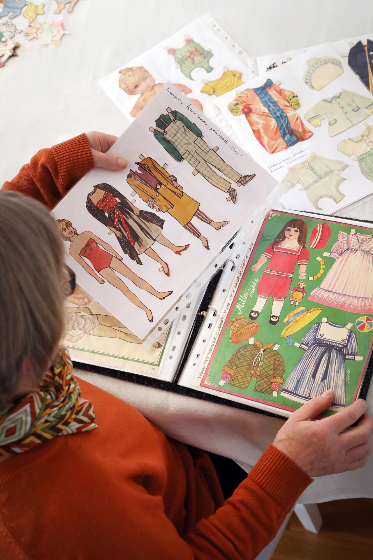 Irikseltä löytyy paperinukkeja useilta vuosikymmeniltä peräti 150 kappaletta. ”Paperinuket kertovat myös asujensa kautta oman aikakautensa muotisuuntauksista.”