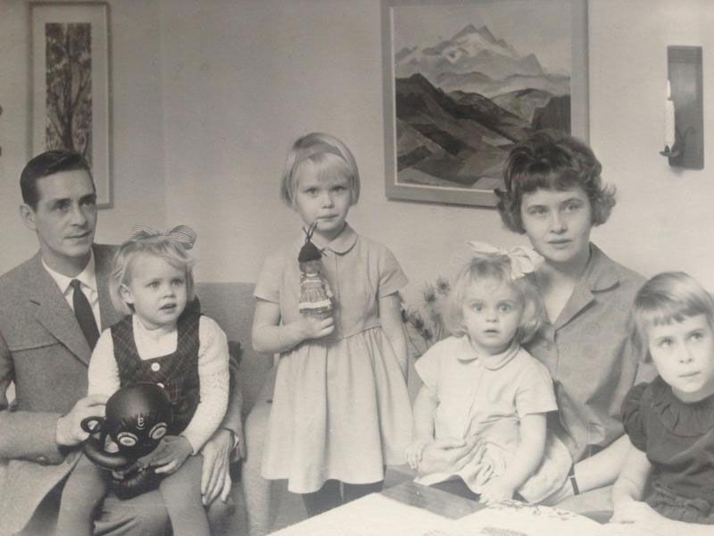 Jouluaatto 1963. Istun Eila-äidin sylissä.