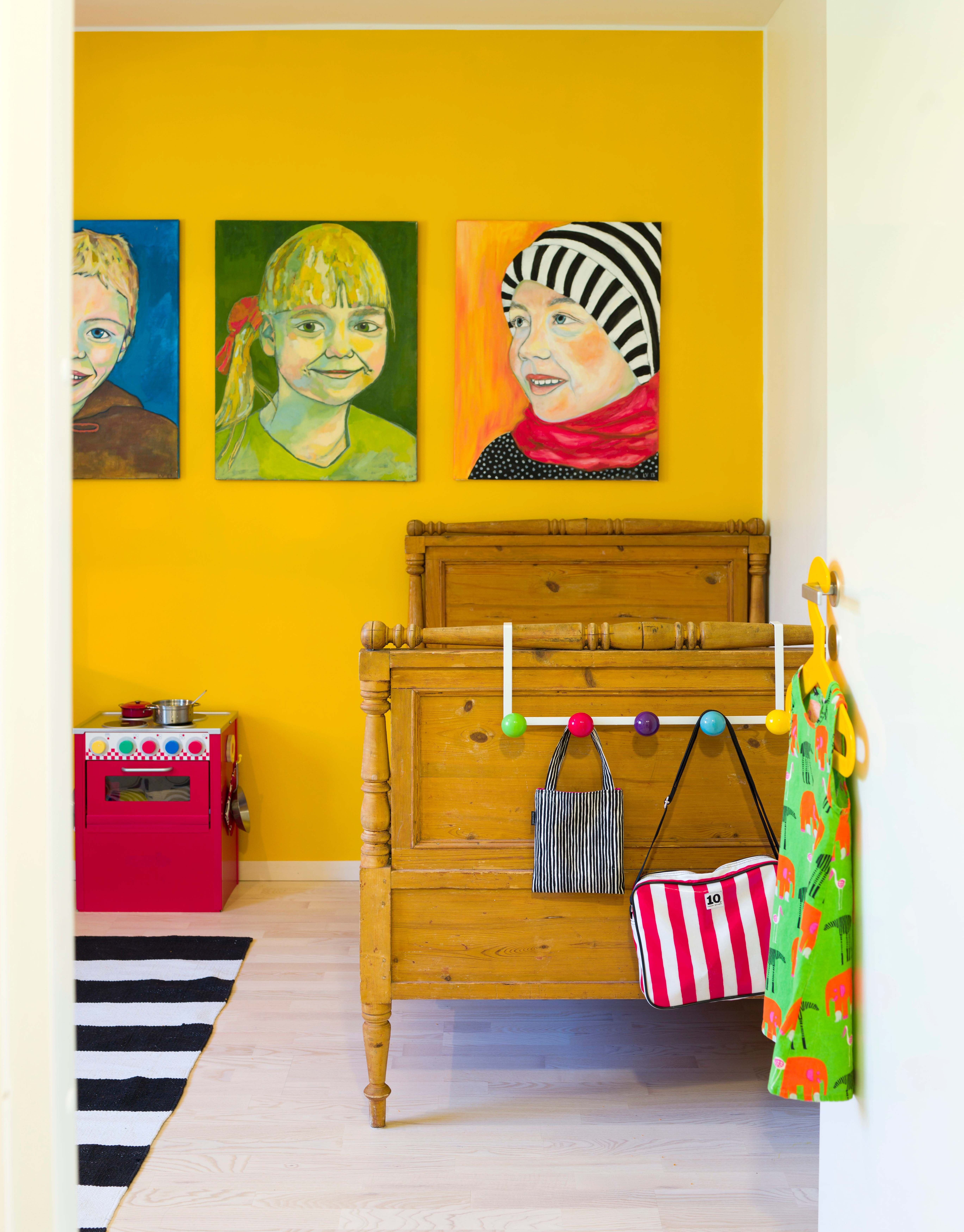 Siirin huoneen seinällä on koko perheen muotokuvat, jotka Lotta Vuorma maalasi.