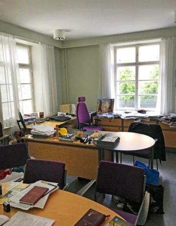 Työhuone. Kiireenkin keskellä meitä kannetaan.